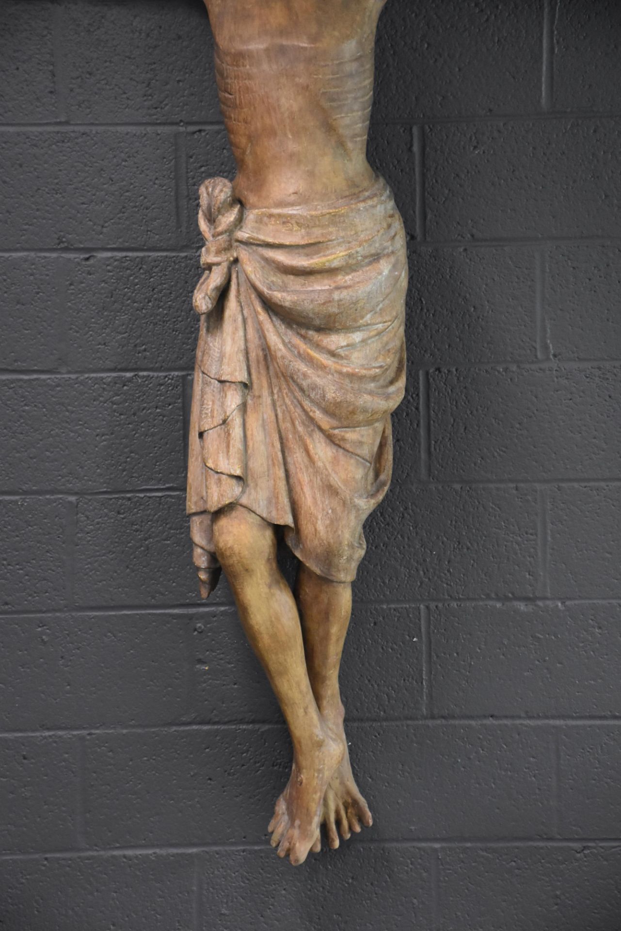 Important neo-Gothic Christ in plaster with a trompe l'oeil patina in polychromed wood. Height : 165 - Bild 3 aus 5
