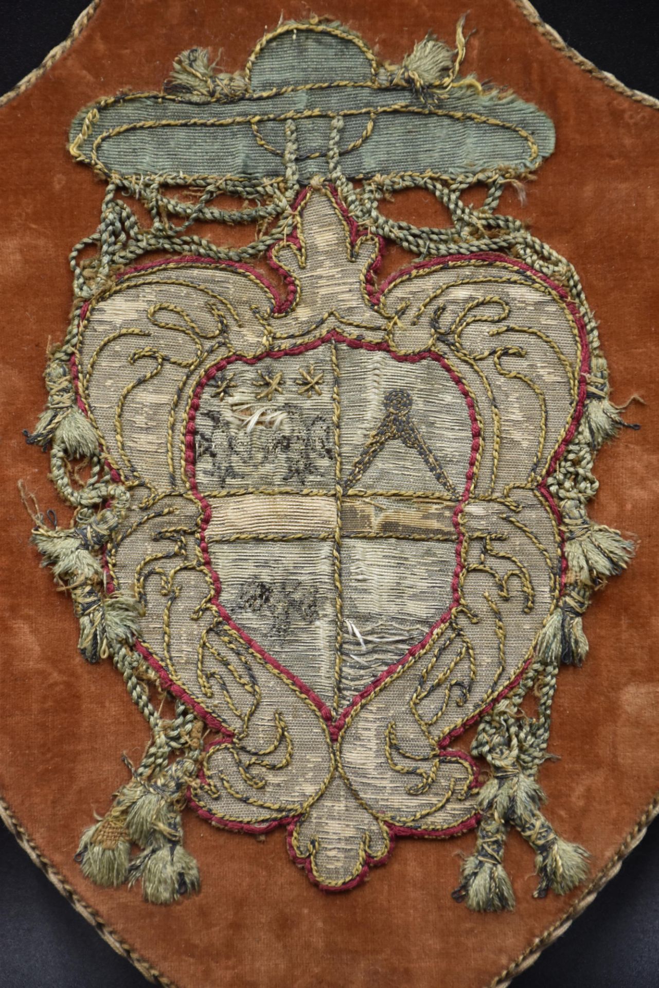 Coat of arms / heraldry : Pair of embroidered coats of arms XVIII th century. Ht panels: 19. - Image 4 of 6