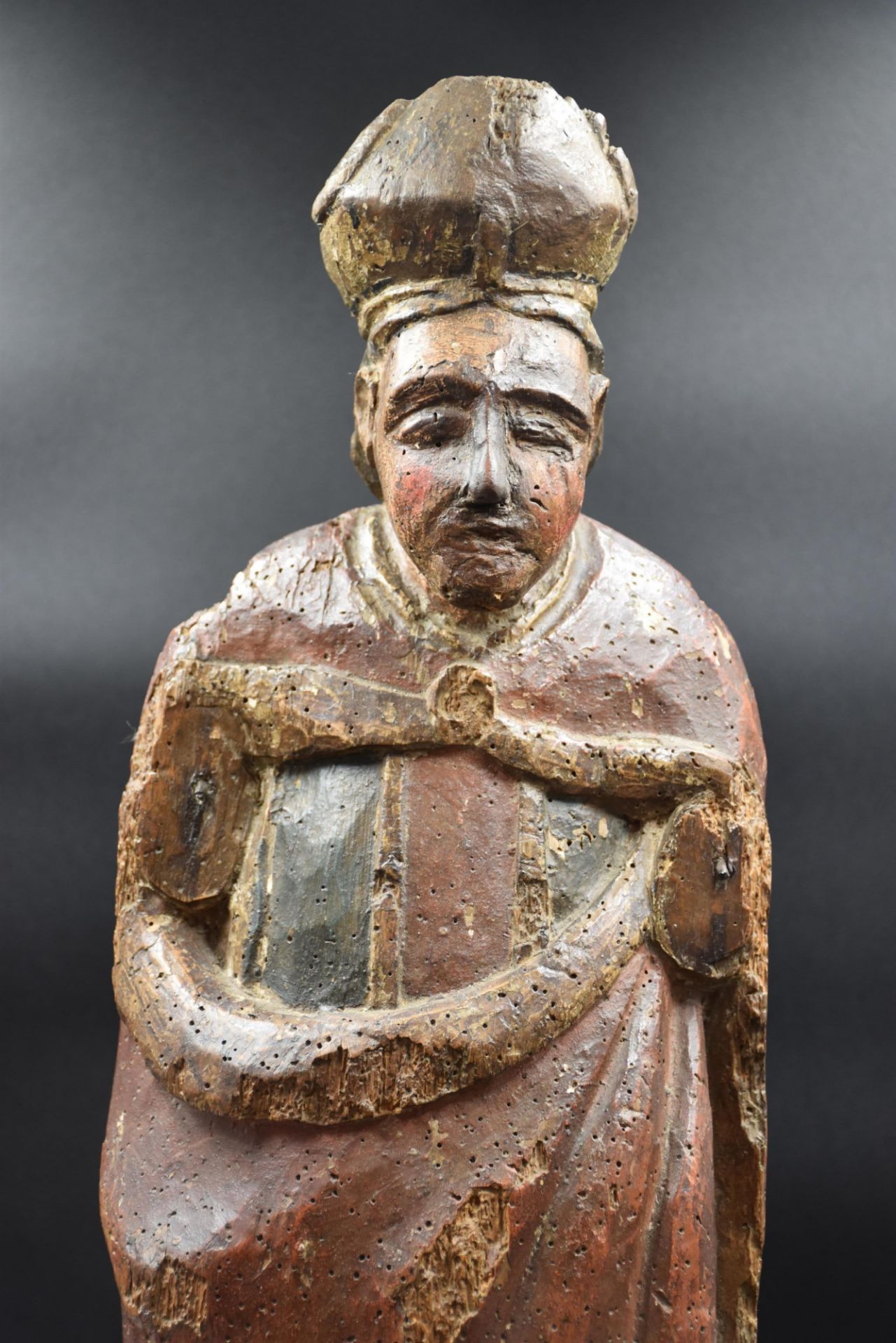 Saint with a mitre. Carved and polychromed wood around 1600. Height : 60 cm. - Image 2 of 4