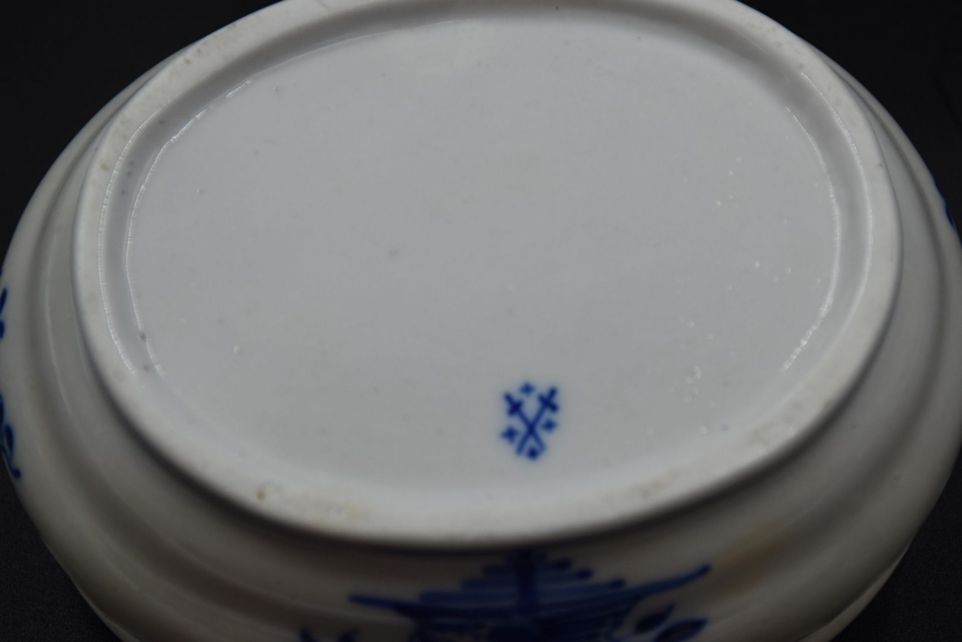 Small covered bowl in porcelain of Tournai with Ronda decoration matched with its tray. Wicker and t - Image 5 of 5