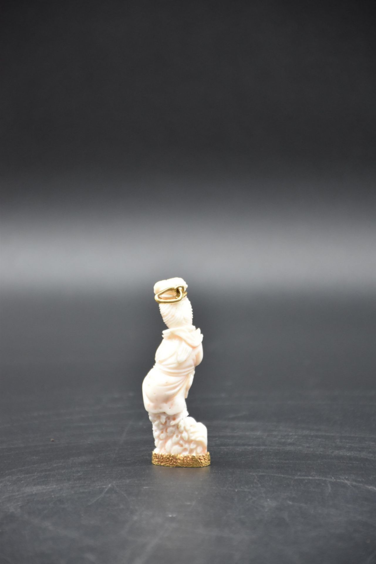 Carved coral with a base and an eagle's head hallmarked 18 K gold clasp. Height: 7 cm. - Image 3 of 3