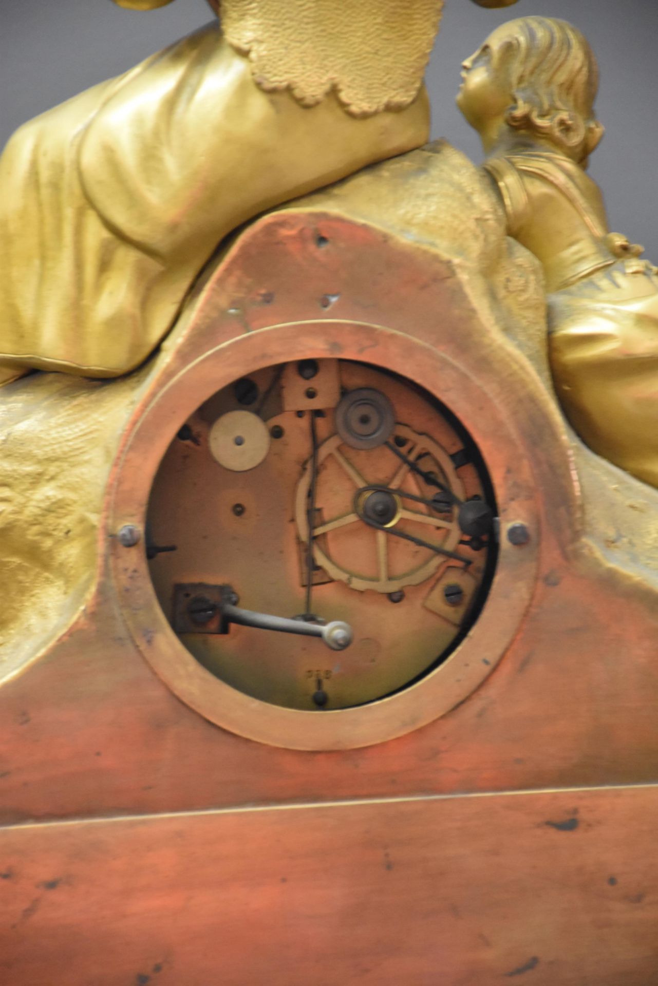 Restoration period gilt bronze mantelpiece. Dial signed Cotiny in Brussels. A rear foot to be reatta - Bild 5 aus 6