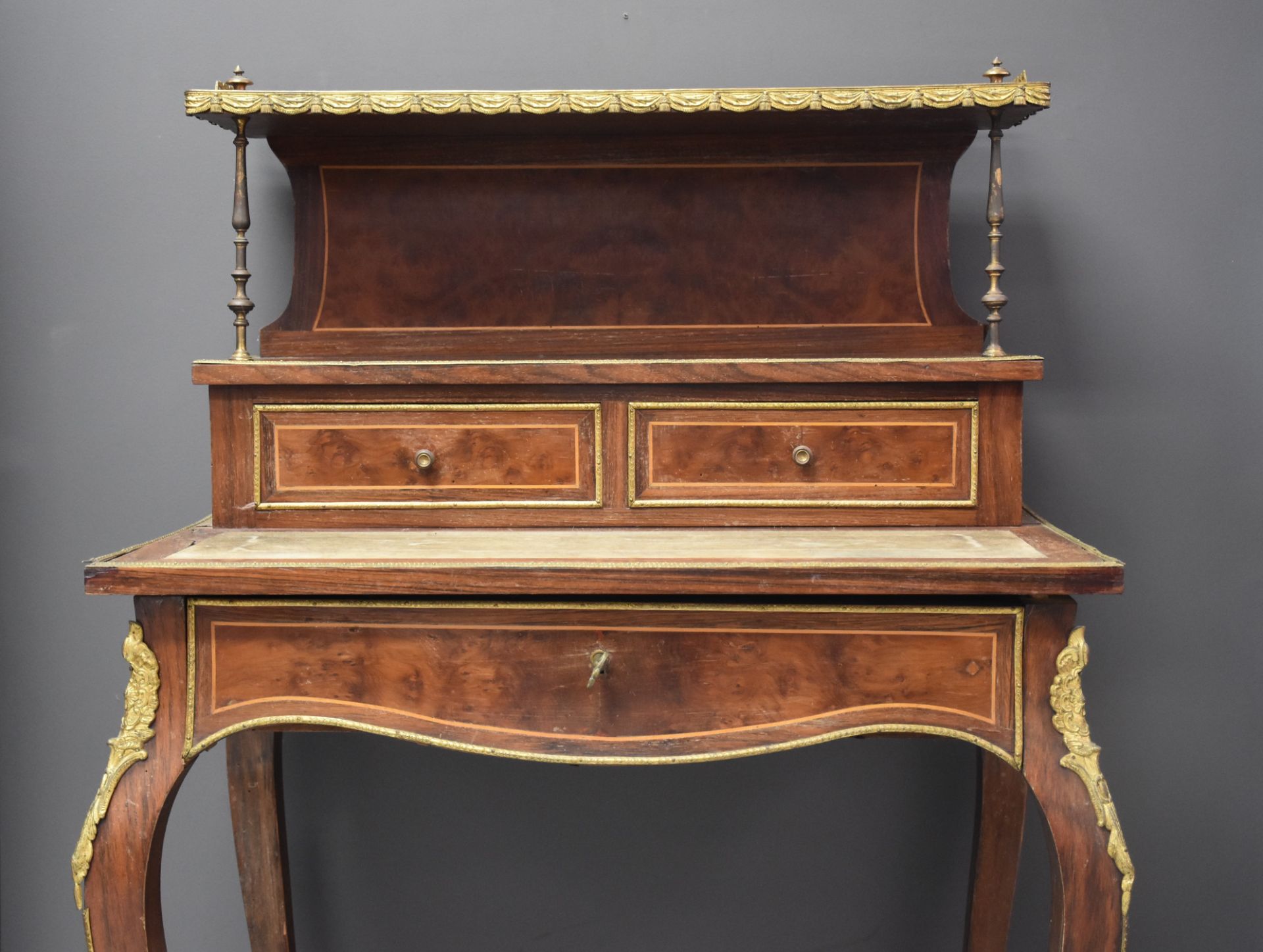 Napoleon III style stepped lady's desk. French work in veneer and bronze ornaments. Height: 116 cm. - Image 4 of 7