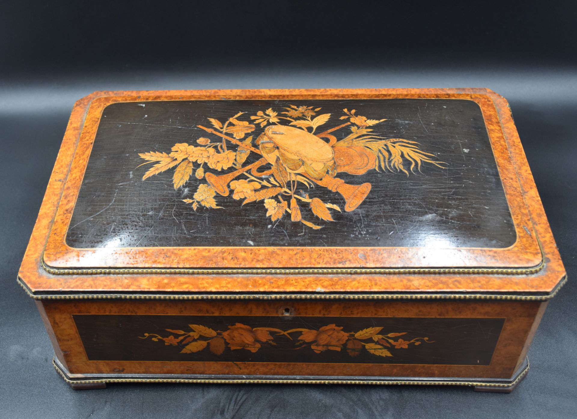 Napoleon III marquetry jewelry box. Height : 15 cm. Dimensions : 40 x 24 cm.