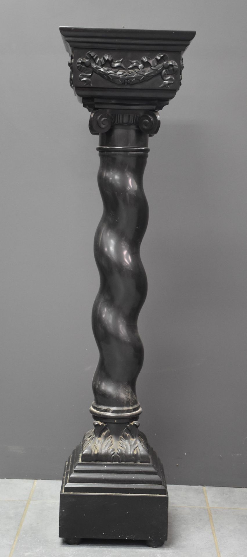 A black twisted marble column, carved with a capital and garlands. Napoleon III period. - Bild 4 aus 5