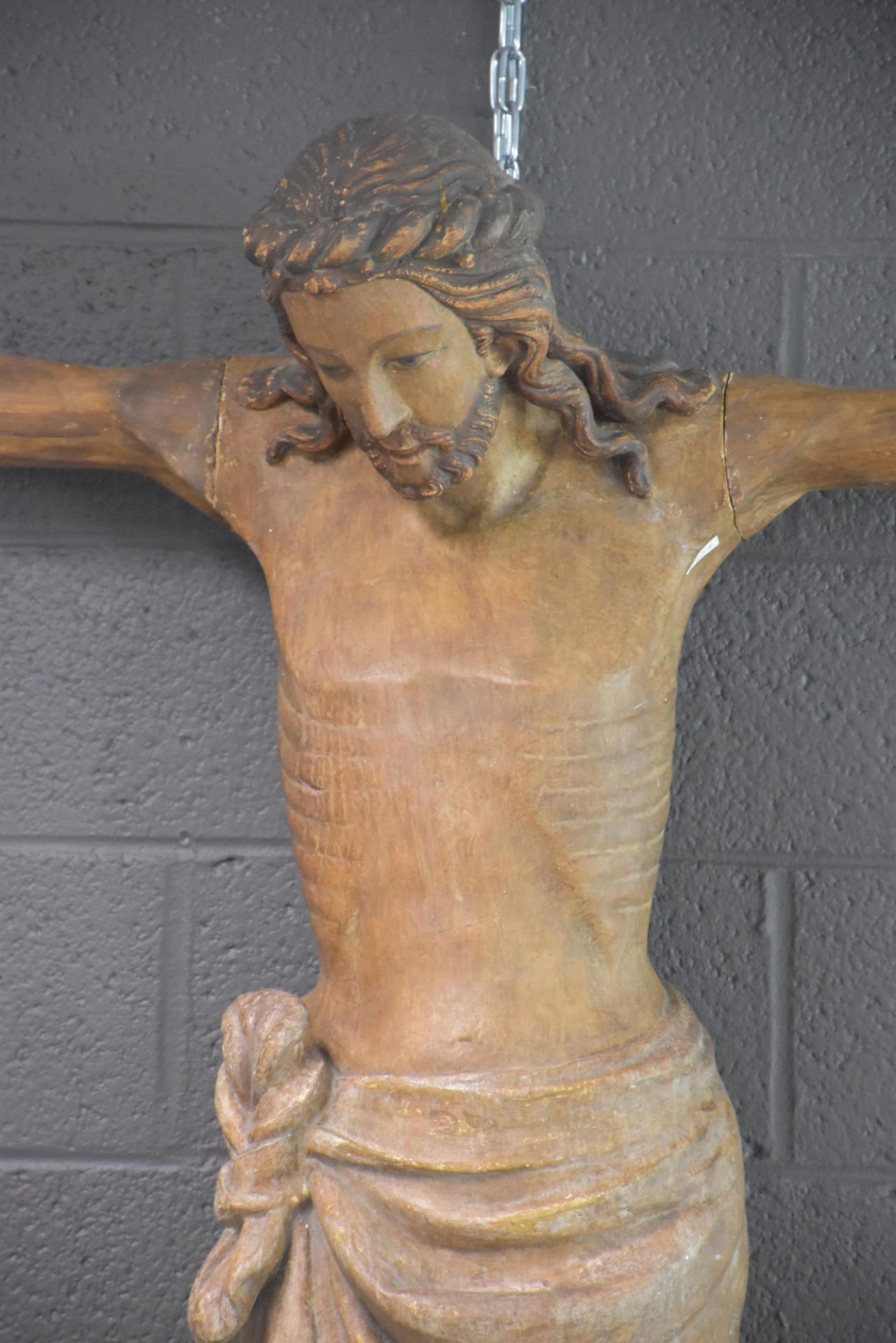 Important neo-Gothic Christ in plaster with a trompe l'oeil patina in polychromed wood. Height : 165 - Bild 2 aus 5