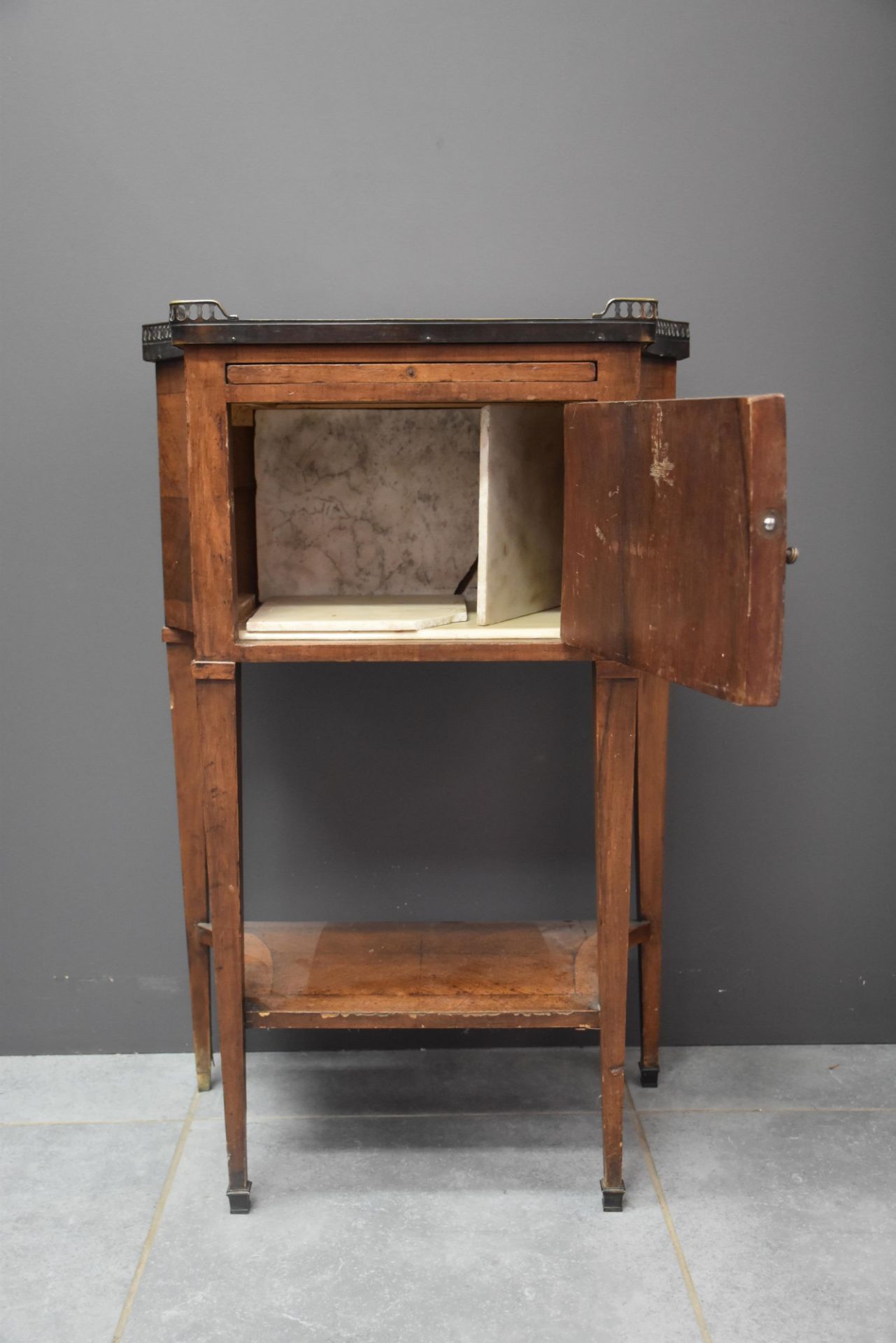 Louis XVI style bedside table opening on a trompe-l'oeil door of fake books. France end of XIX th ce - Bild 3 aus 4