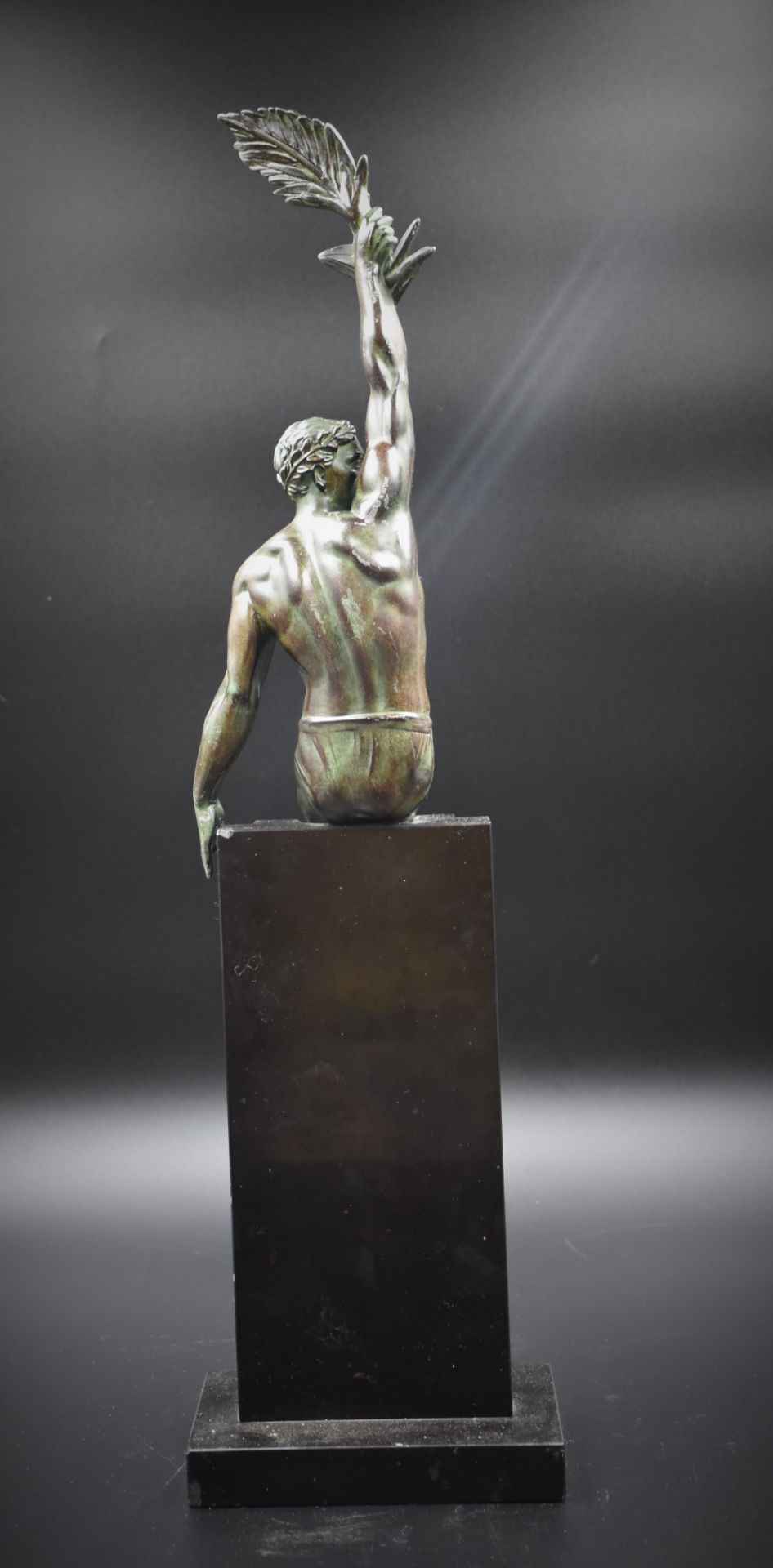 Pierre LE FAGUAYS. The glory. Regula with green patina. Black marble base. Height : 61 cm. - Bild 4 aus 4