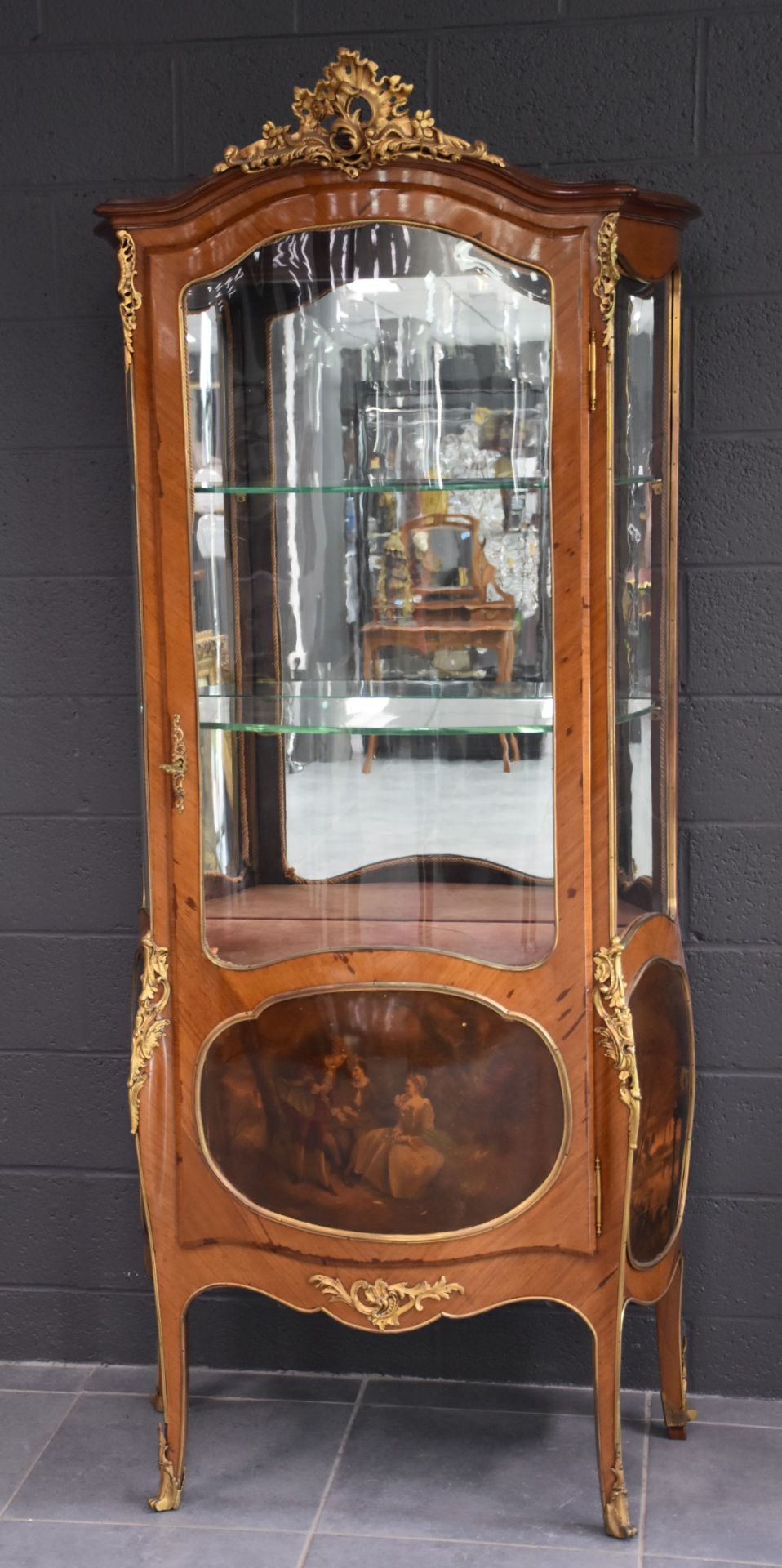 Curved display case in veneer and Martin varnish panel decorated with a gallant scene. Napoleon