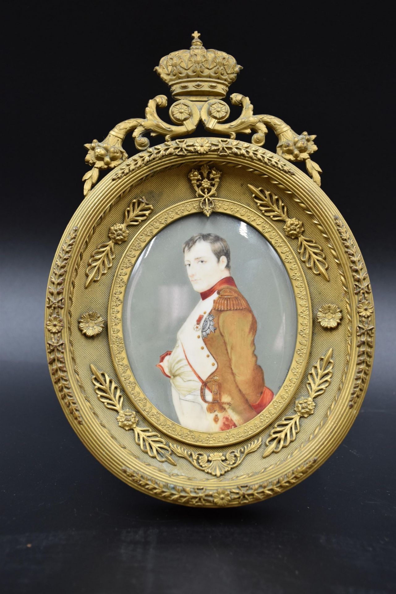 Oval miniature on ivory representing Napoleon Bonaparte and signed Dumont. Beautiful gilt bronze