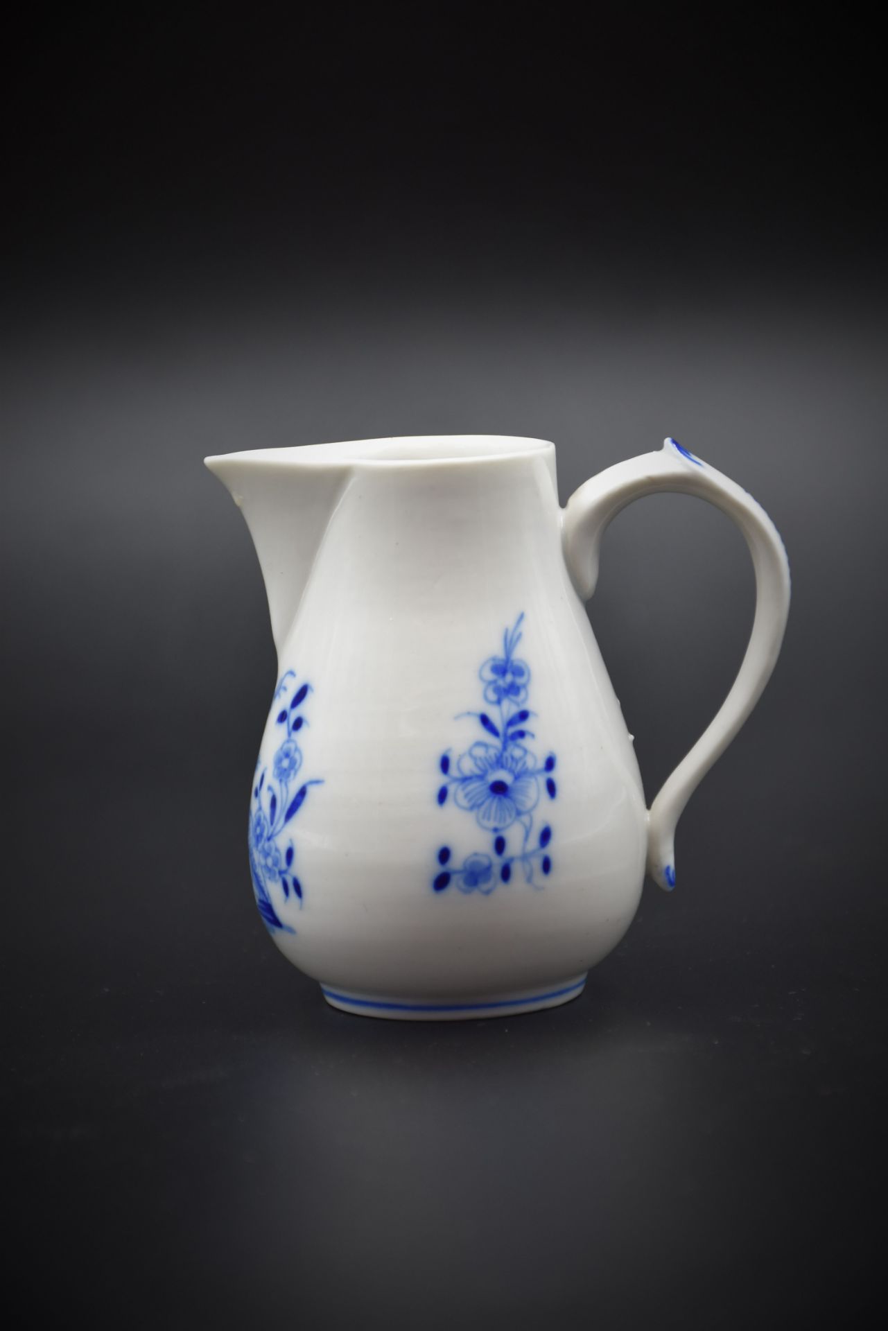 Milk pot in porcelain of Tournai. Height : 10 cm.