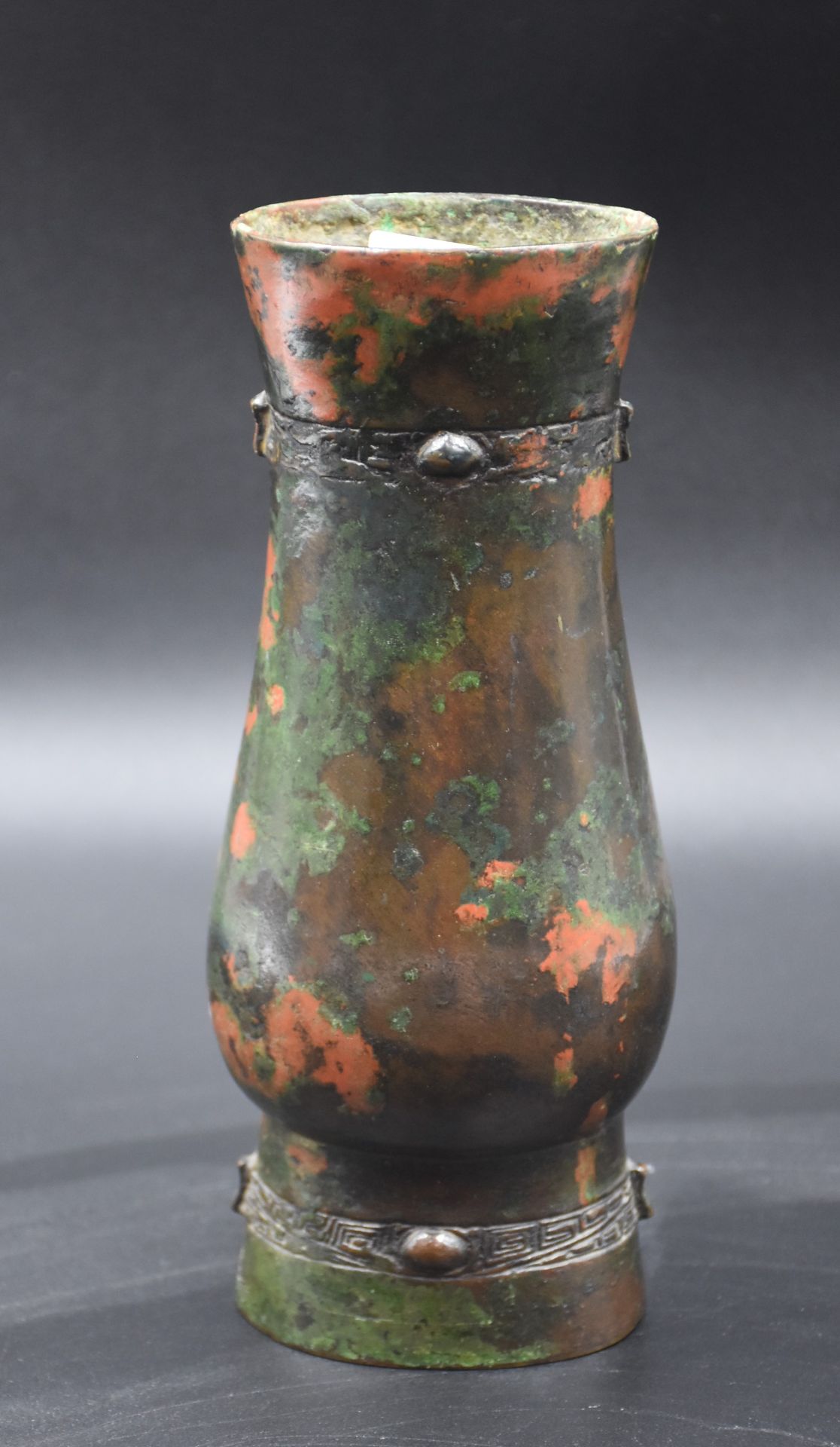 Bronze vase of Chinese archaic style. Height : 21 cm. - Bild 3 aus 3