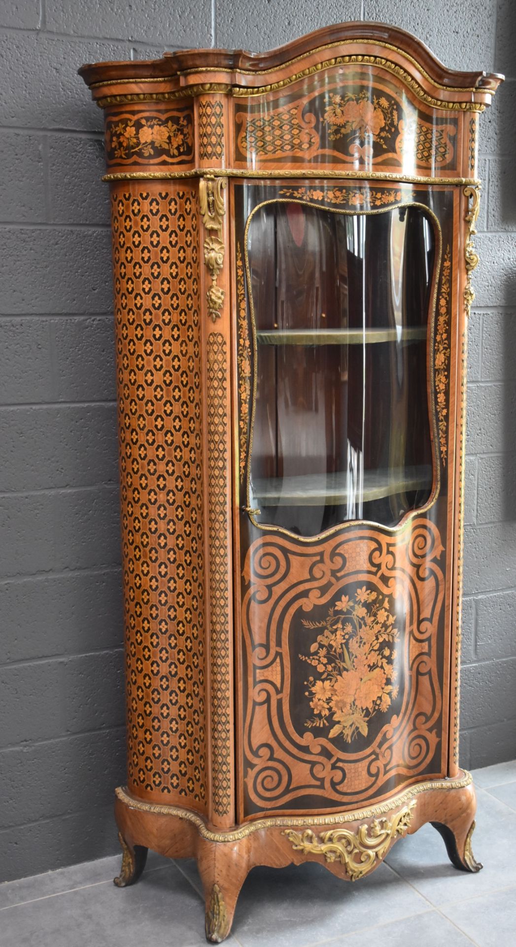 Curved display case in veneer and beautiful floral marquetry. Beautiful ornamentation of gilded - Image 3 of 4