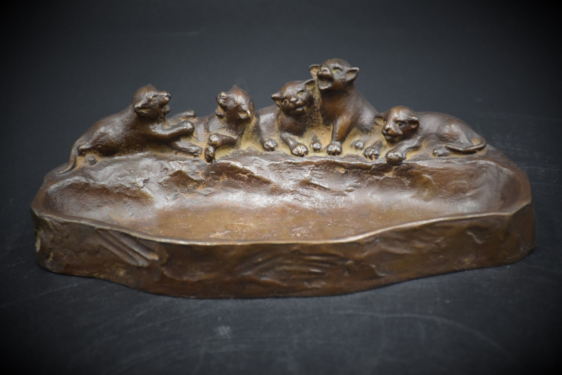 GUANG YONG. Bronze tray decorated with a group of lion cubs. Signed in Chinese. Height : 5 cm. - Bild 2 aus 4