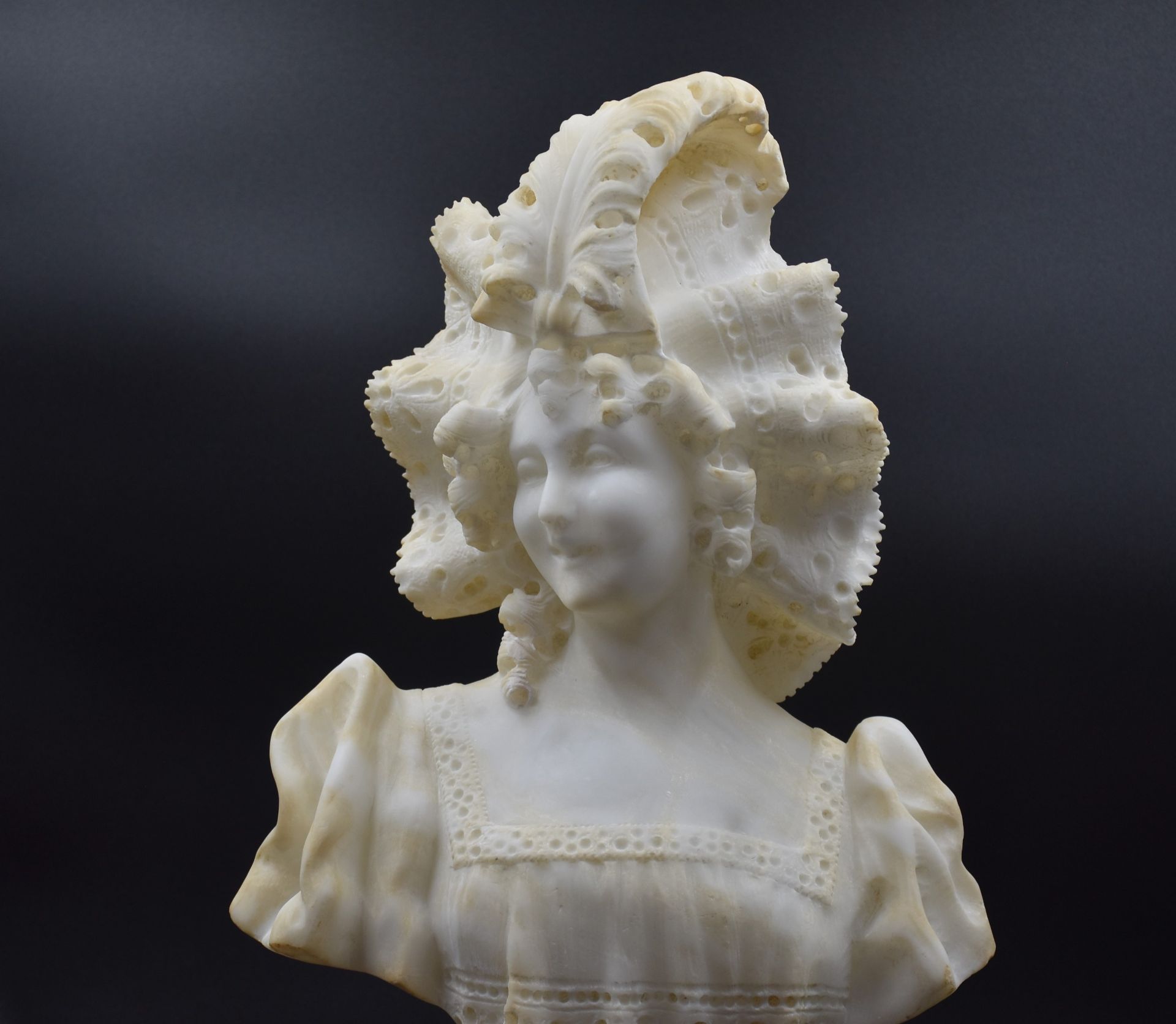 Romantic bust of an elegant woman in alabaster. Beginning of the 20th century in the taste of - Image 3 of 4