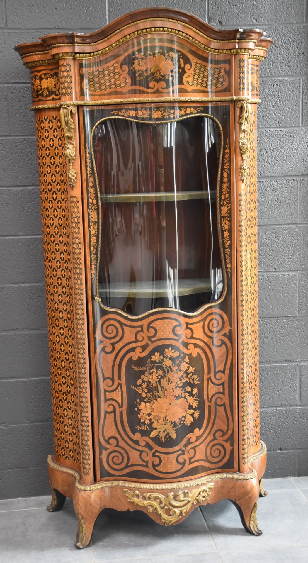 Curved display case in veneer and beautiful floral marquetry. Beautiful ornamentation of gilded - Image 2 of 4