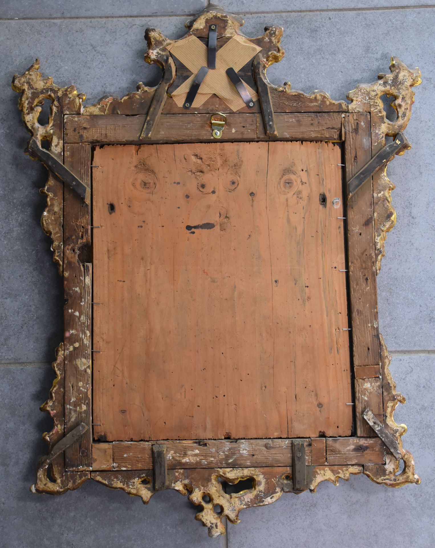 A carved and gilded wood mirror from the 18th century. Later gilding. Height : 68 cm. - Image 4 of 4