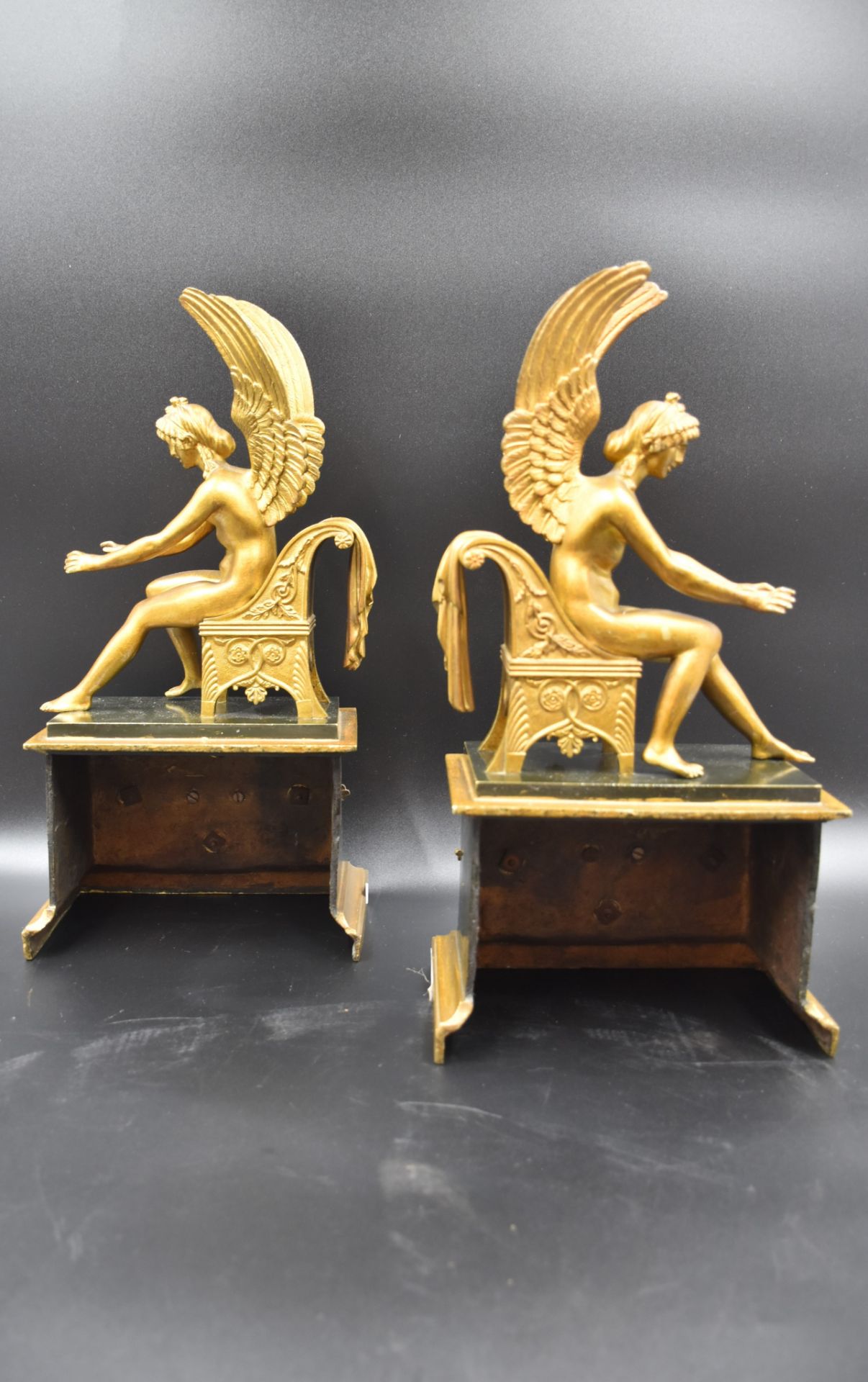 Pair of bronze andirons in the Empire style. Height : 35 cm. - Bild 2 aus 2