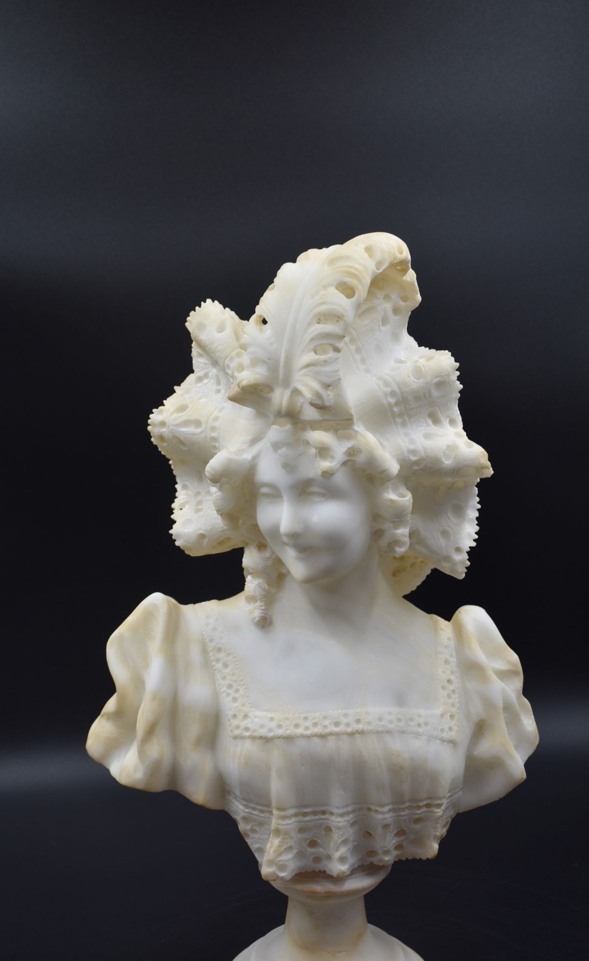 Romantic bust of an elegant woman in alabaster. Beginning of the 20th century in the taste of - Image 4 of 4