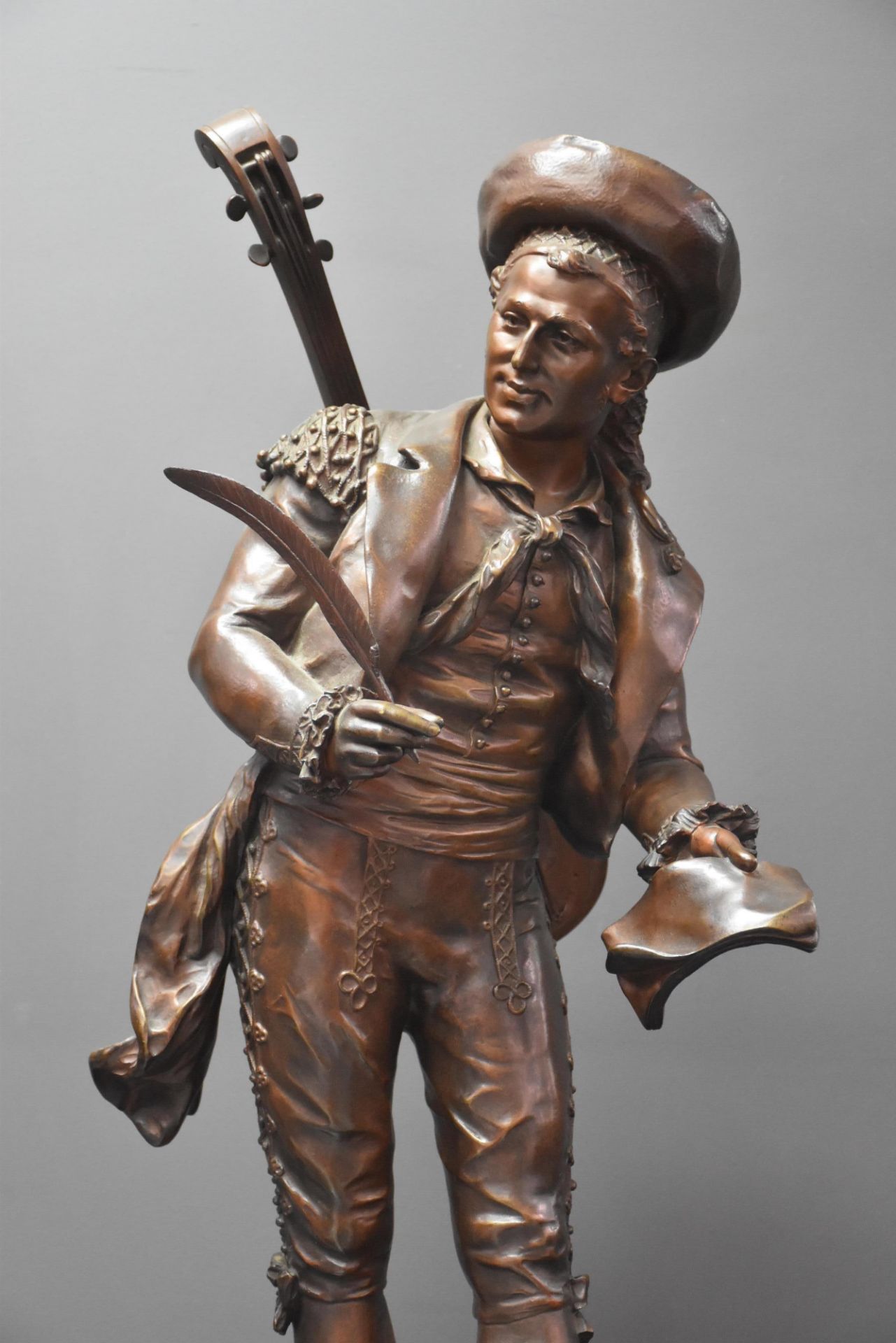 Nicolas LECORNEY (active around 1880). Figaro. Beautiful bronze with brown patina. Ht : 83 cm. - Bild 2 aus 4