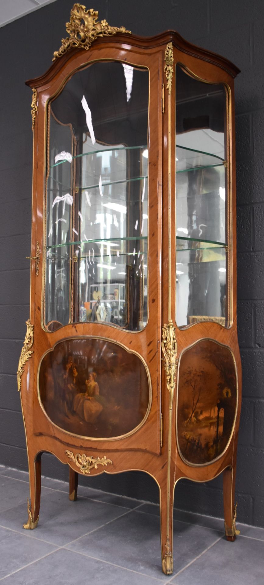 Curved display case in veneer and Martin varnish panel decorated with a gallant scene. Napoleon - Image 2 of 4