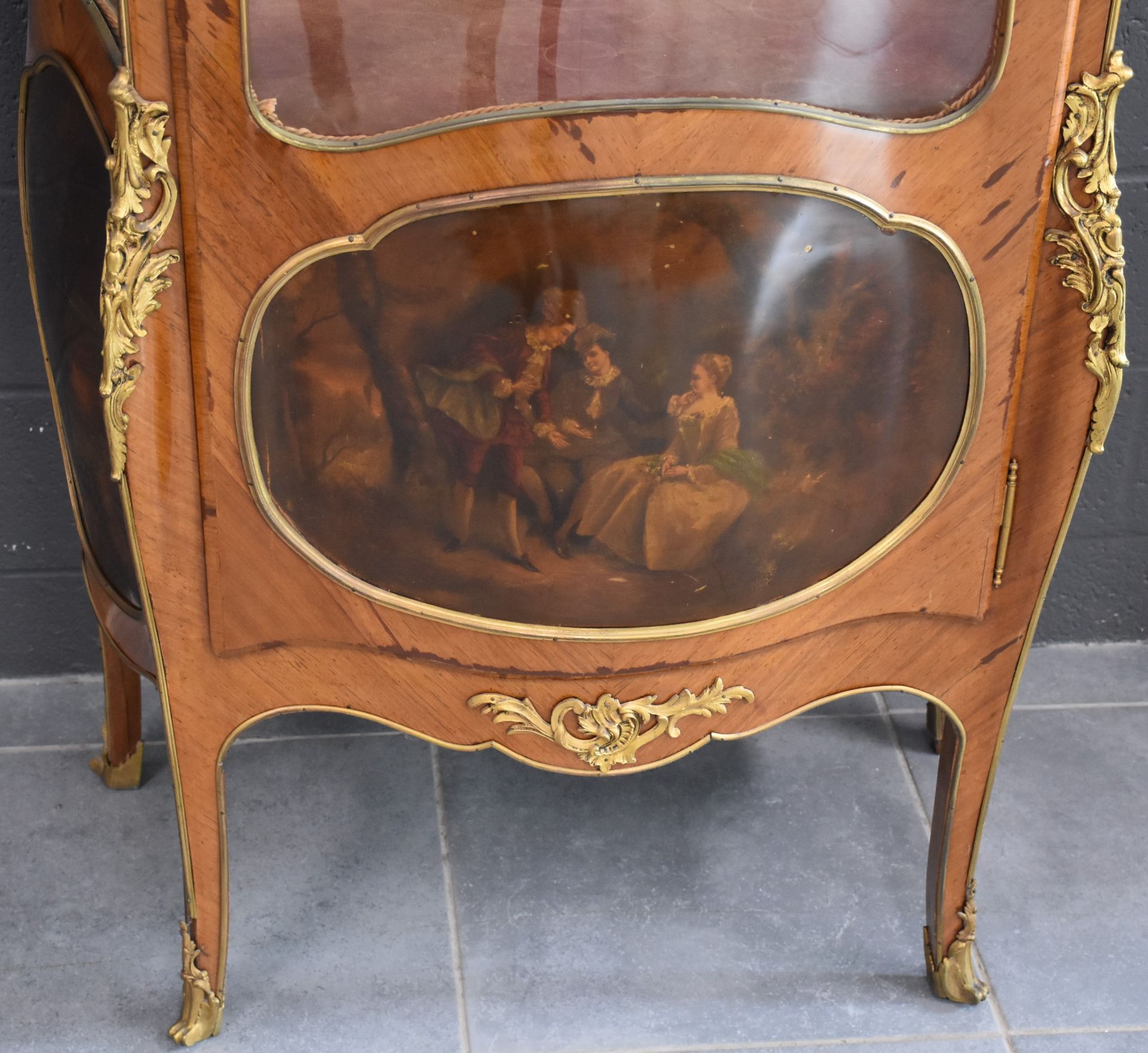 Curved display case in veneer and Martin varnish panel decorated with a gallant scene. Napoleon - Image 4 of 4