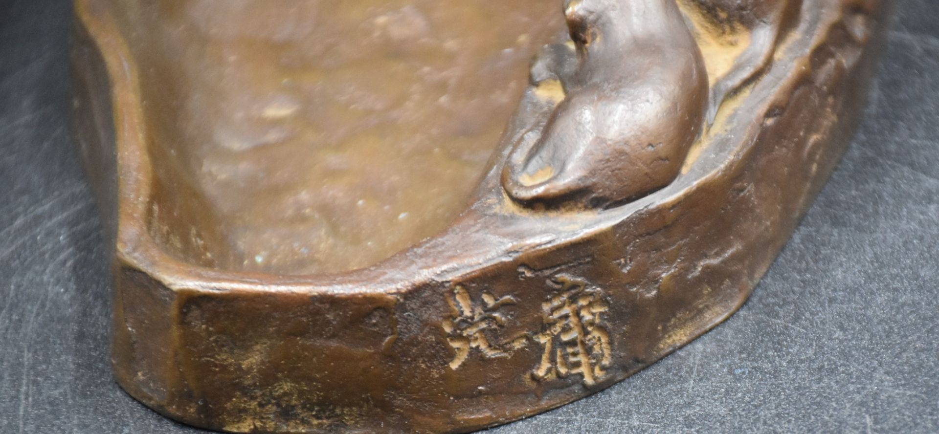 GUANG YONG. Bronze tray decorated with a group of lion cubs. Signed in Chinese. Height : 5 cm. - Bild 3 aus 4