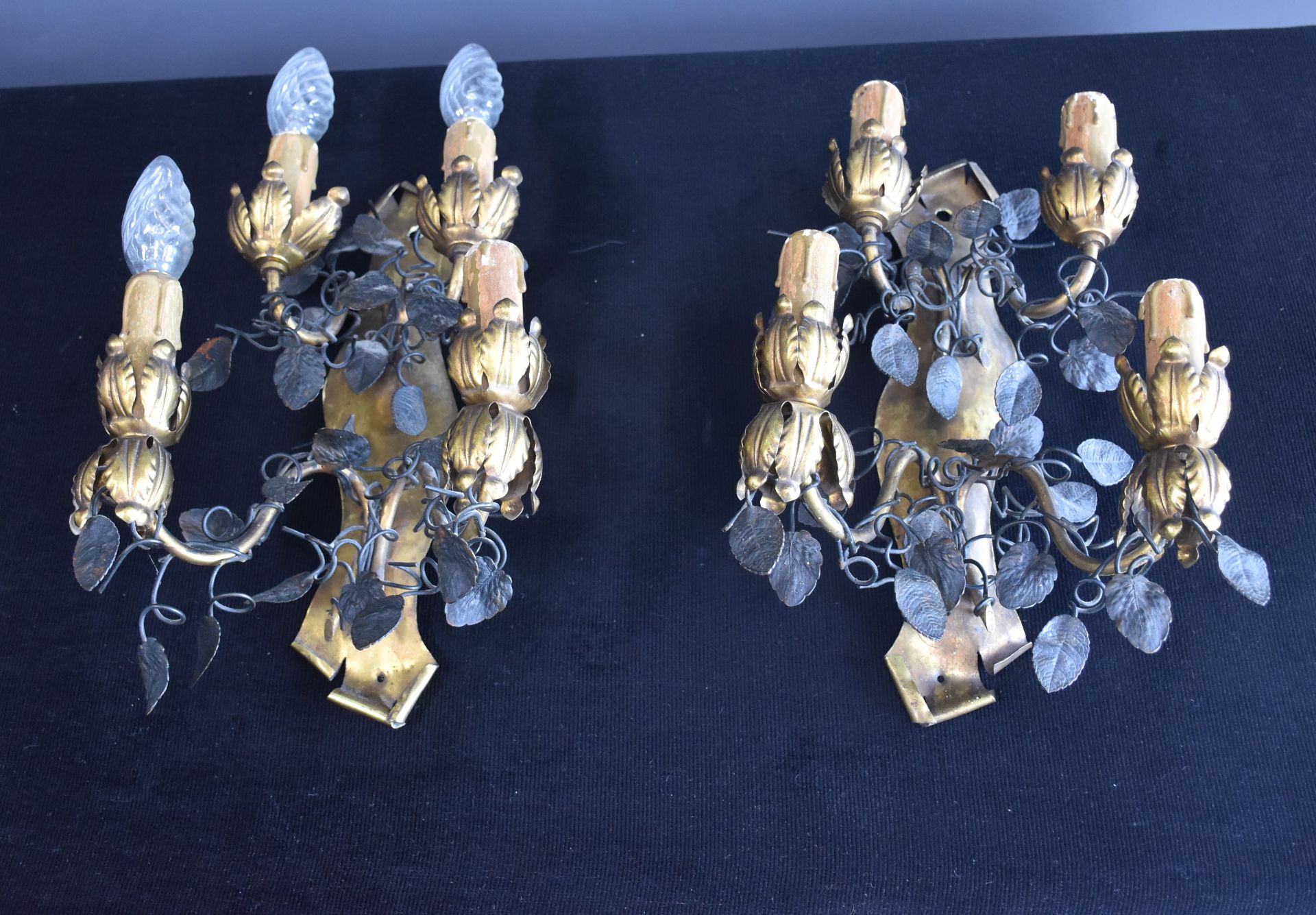 Pair of gilt metal sconces decorated with foliage. Height : 33 cm.