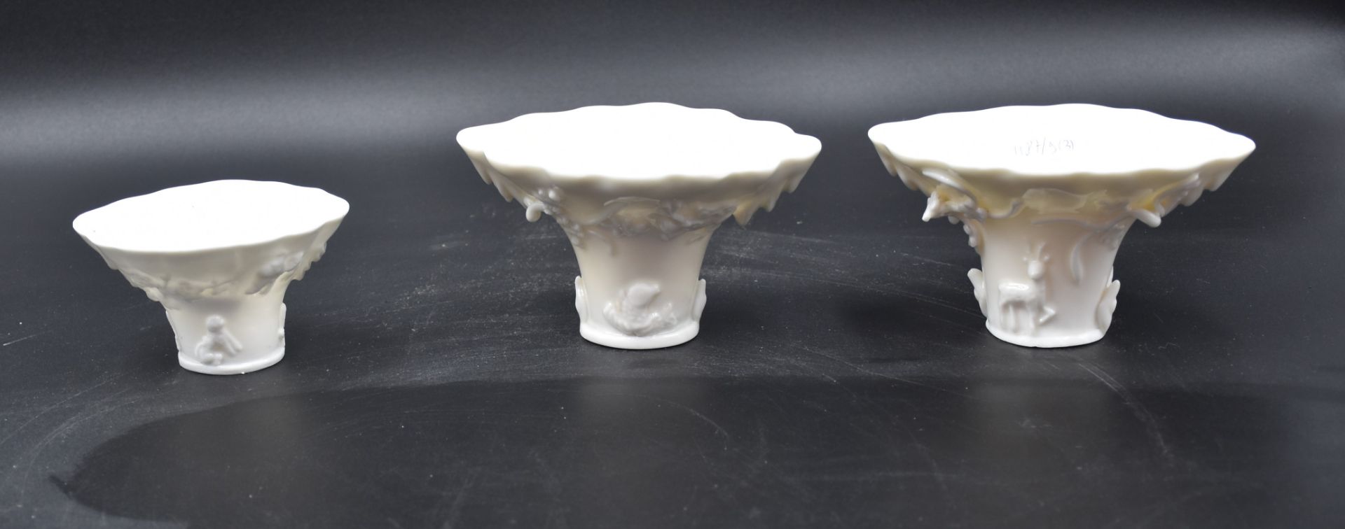 Set of 3 porcelain libation cups "Blanc de Chine". Height : 7,5 and 6 cm.