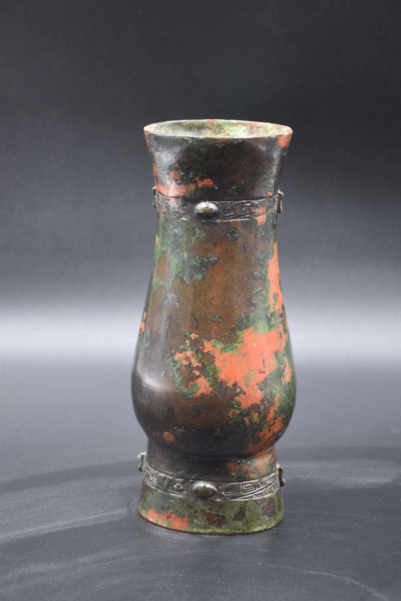 Bronze vase of Chinese archaic style. Height : 21 cm.