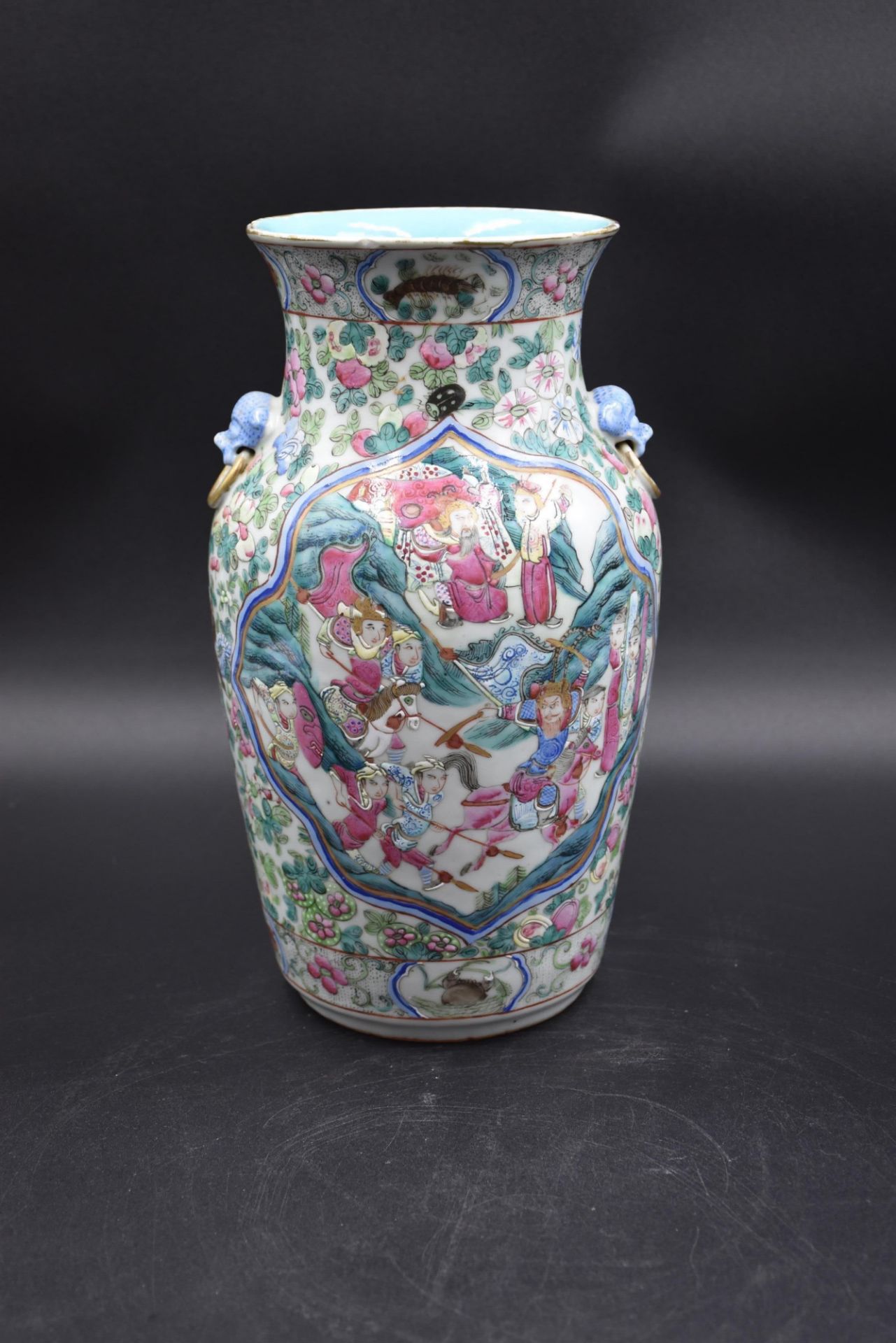 A Chinese porcelain vase decorated with court scenes and warriors. Height : 30 cm. A chip on the - Bild 2 aus 4