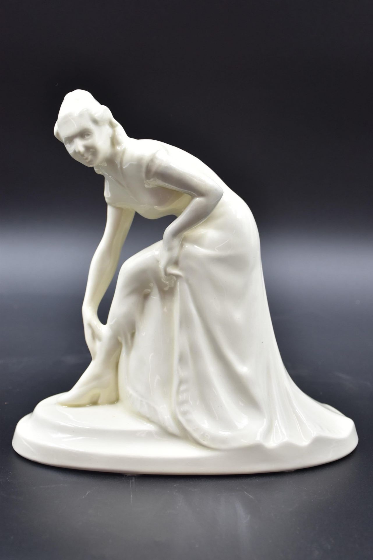 Boch Kéramis Catteau. Sculpture in monochrome earthenware " the bent woman ", form 1234. Height : 23