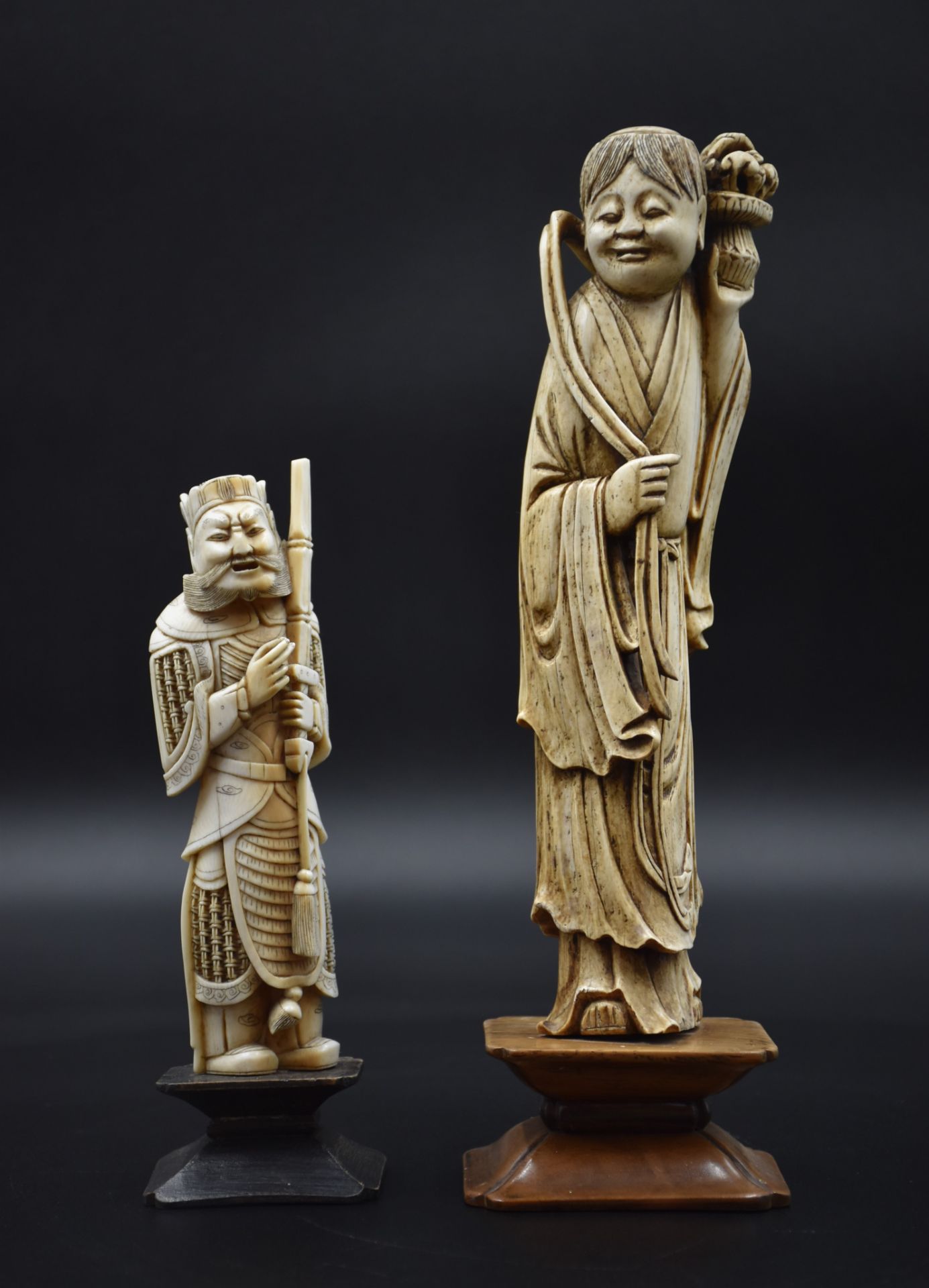 Lot of two Chinese ivory sculptures around 1900. Height: 25 cm and 17 cm.