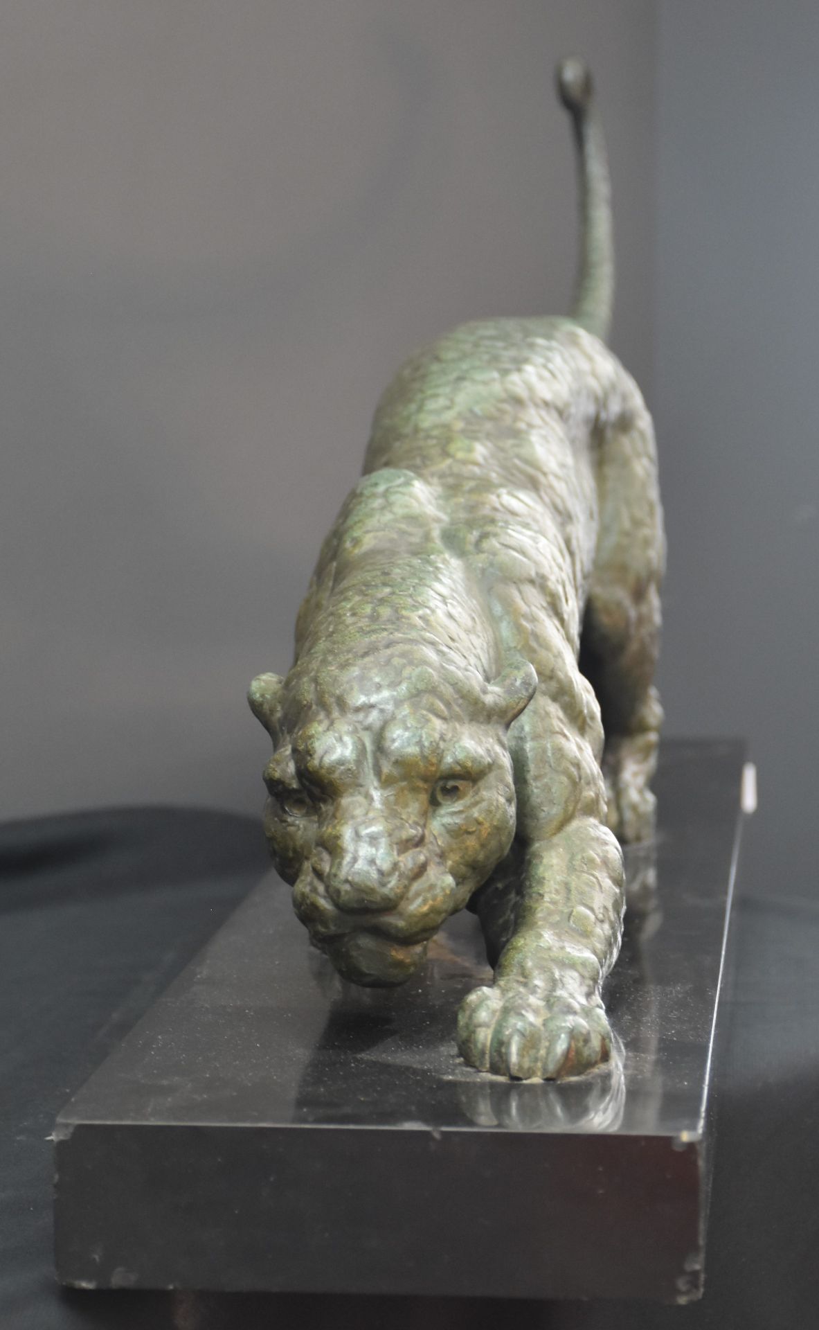 Demeter Halamb CHIPARUS (1886-1947). Panther. Regula with green patina on black marble. Signed on - Bild 3 aus 3