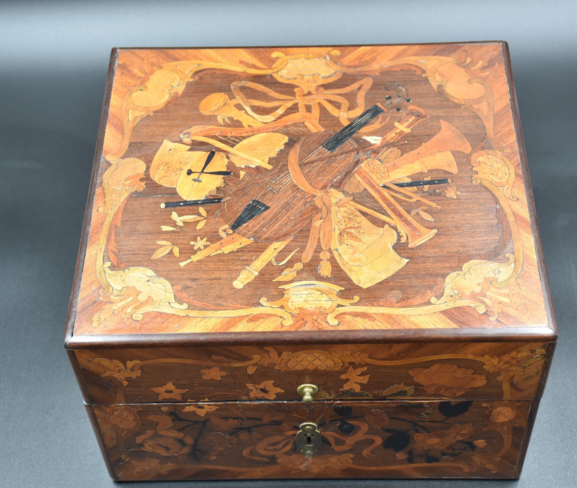 18th century box in marquetry of flowers and music trophies. Dimensions : 17 X 27 X 25 cm. Small - Image 2 of 4