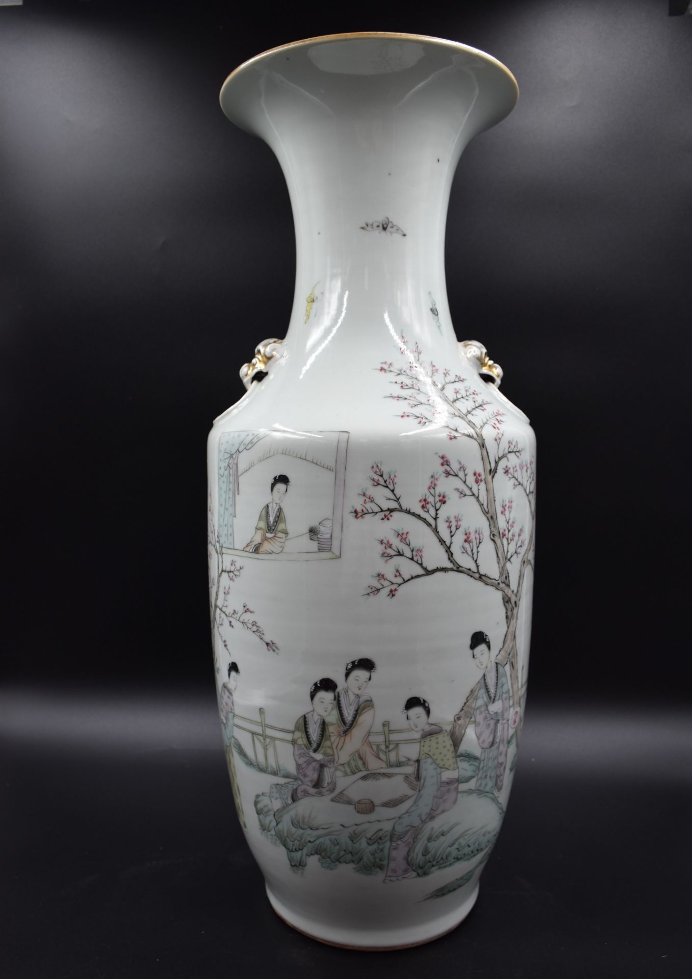 Chinese porcelain vase decorated with elegant women. Height : 58 cm.
