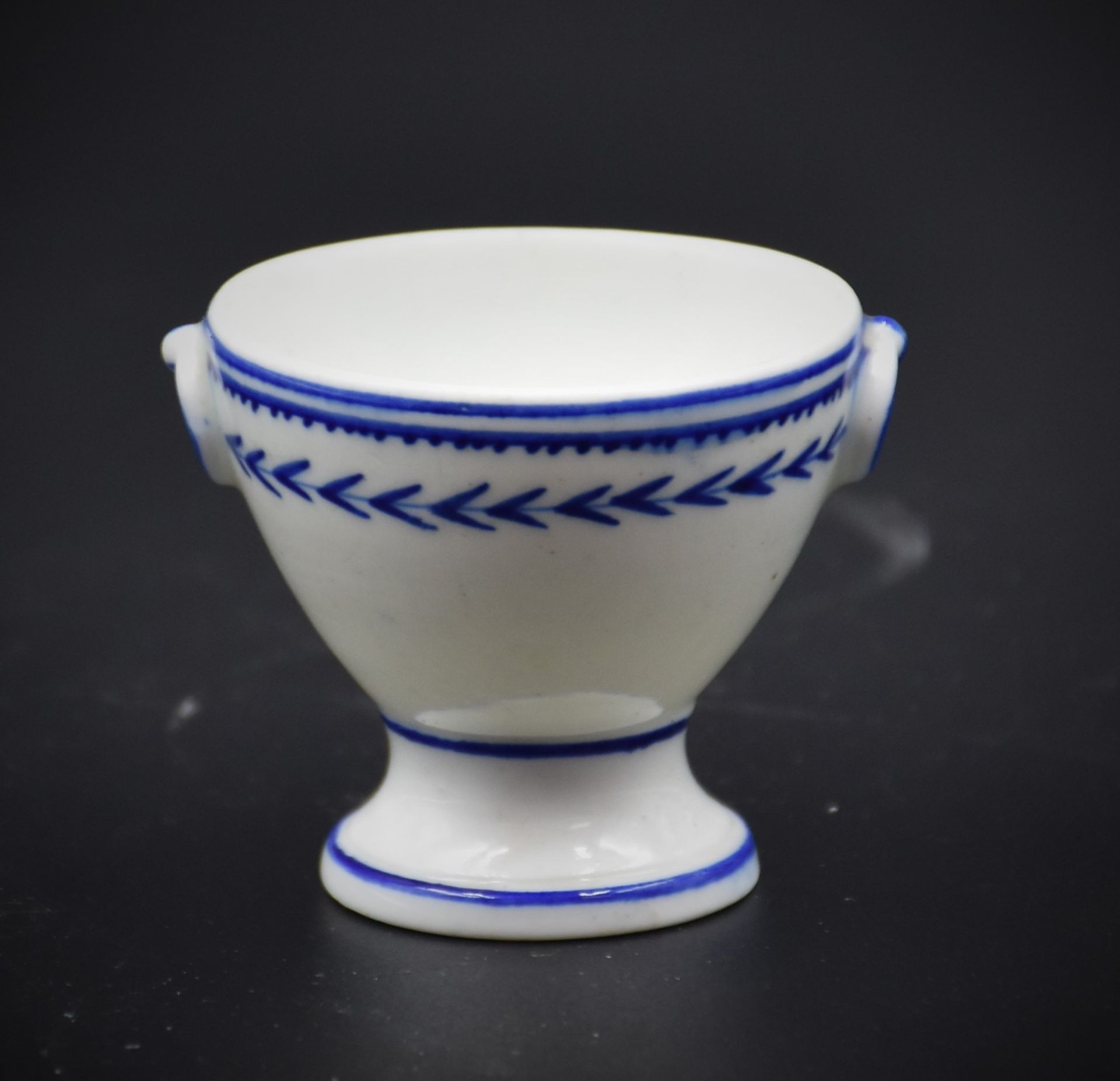 Egg cup in porcelain of Tournai, decoration with the ear and small side handles. Height : 4,5 cm. - Bild 2 aus 2