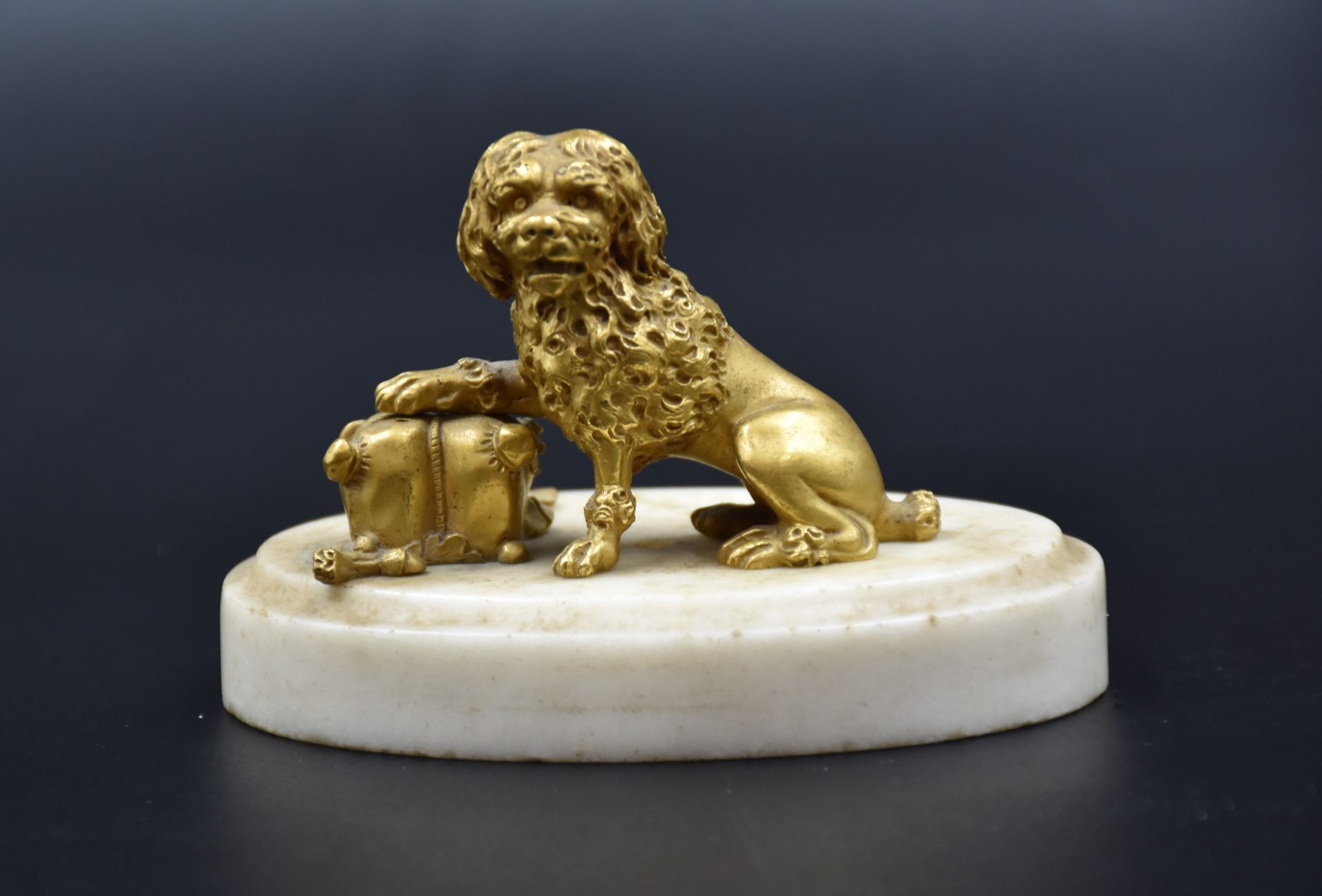 A pair of gilt bronze dogs on white marble bases. Late 18th century. One dog to be reattached. Total - Image 4 of 4