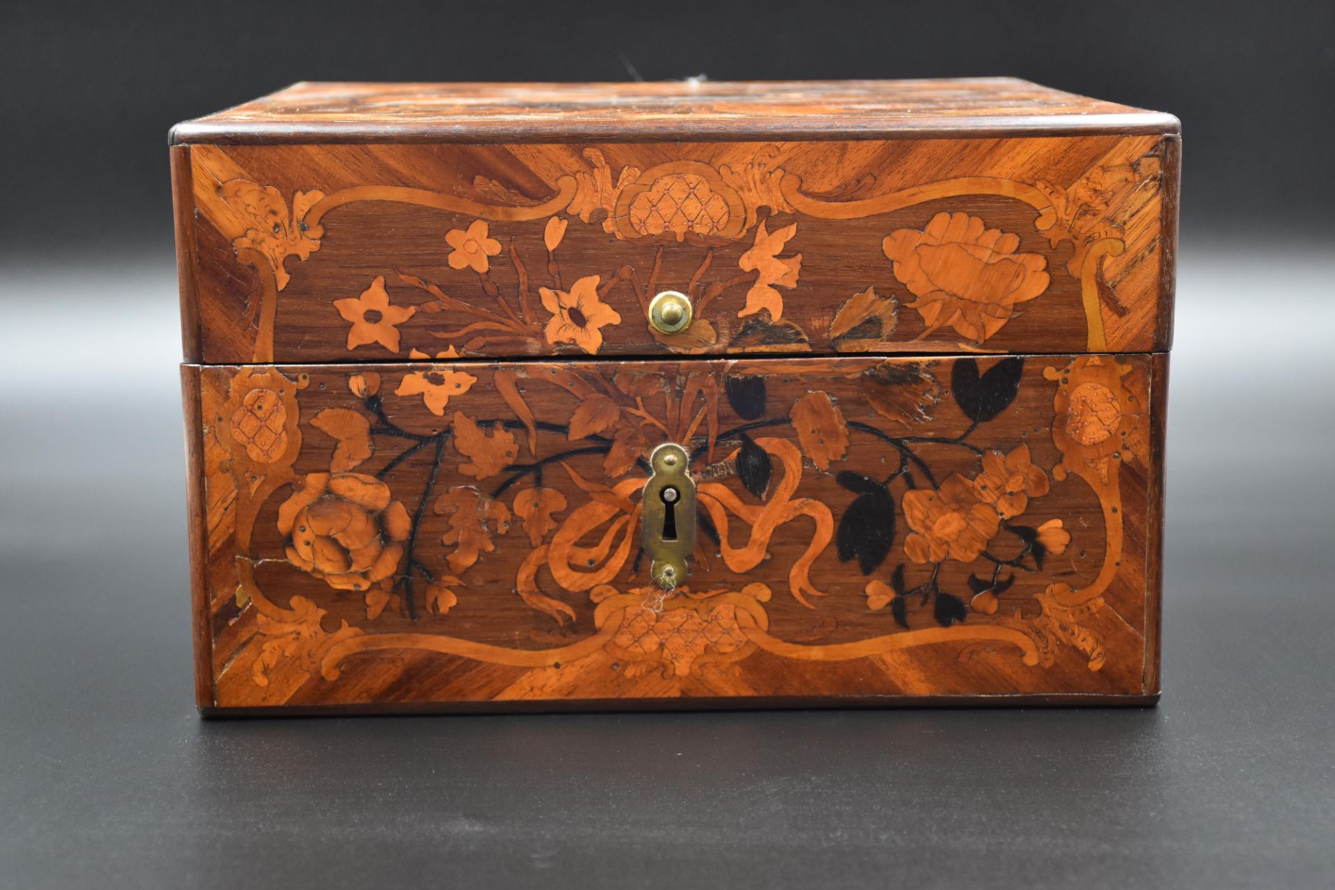 18th century box in marquetry of flowers and music trophies. Dimensions : 17 X 27 X 25 cm. Small