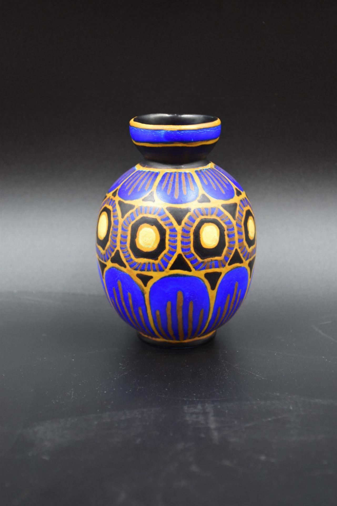 Boch Kéramis art deco vase with matte finish. D.991. Height : 13 cm.