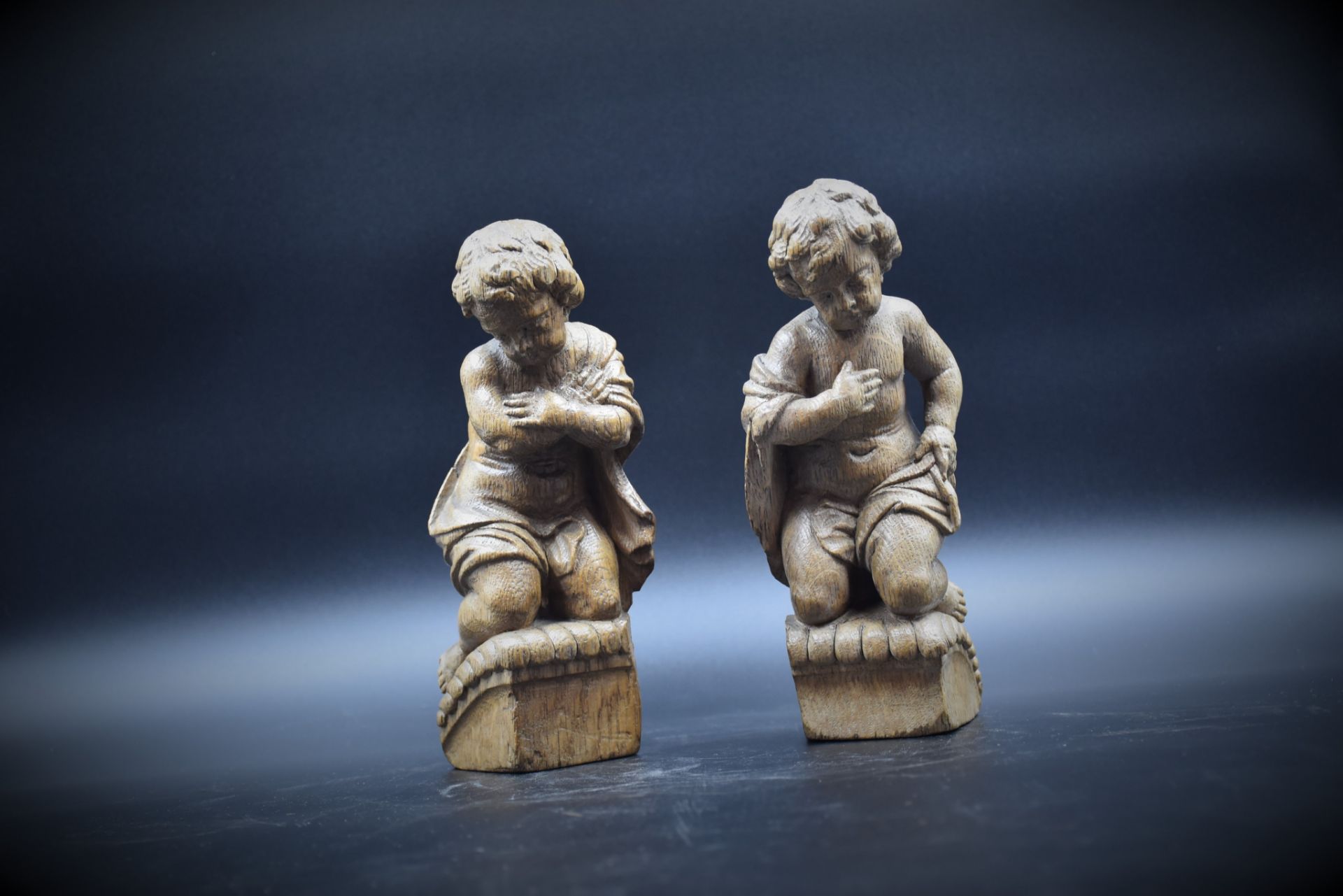 Couple of cherubs in carved wood XVIIIth century. Missing wings. Height : 22 cm.