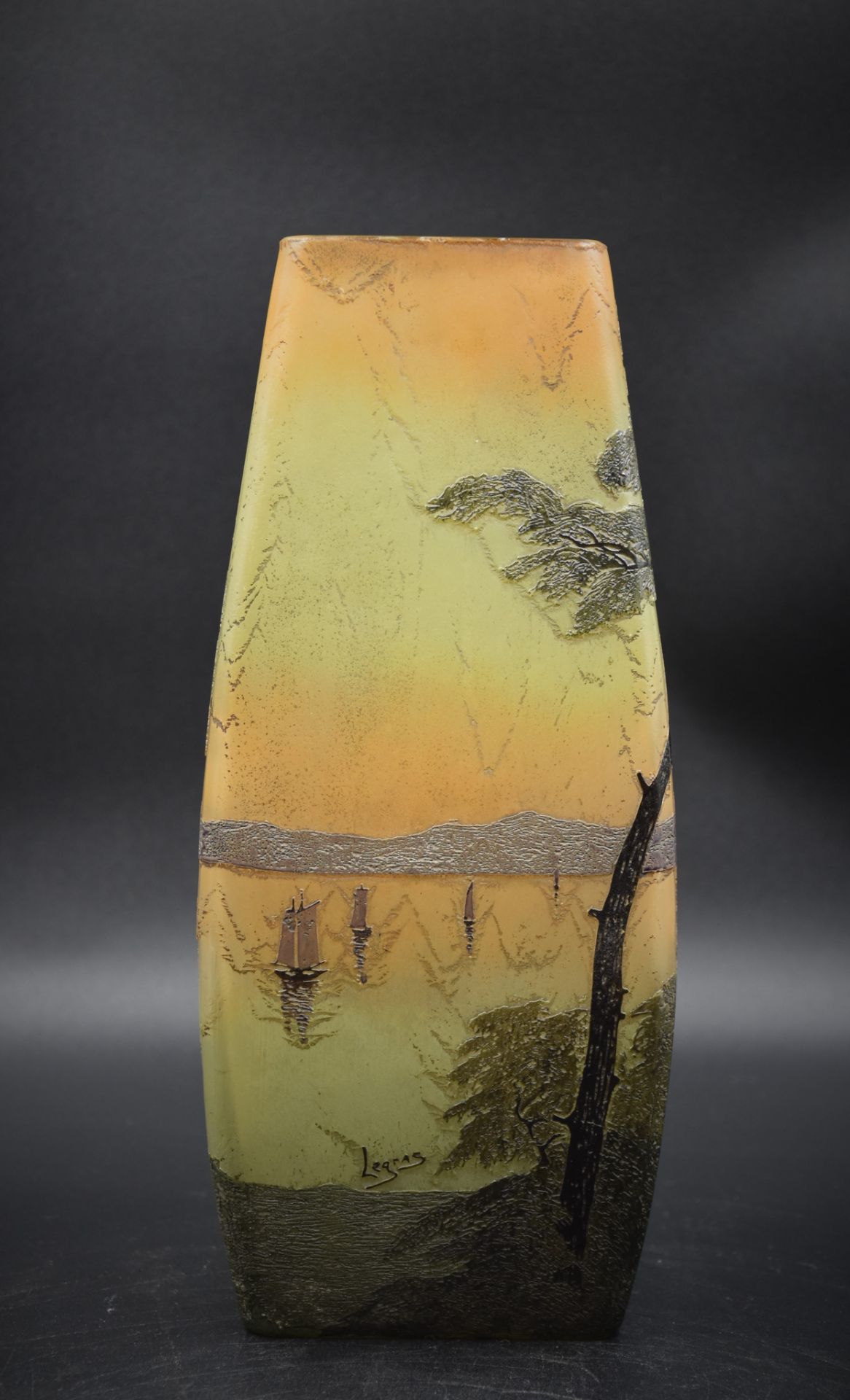 Theodore LEGRAS (1839-1916). A quadrangular vase of lake landscapes, acid-etched. Ht : 30,5 cm. - Bild 3 aus 4