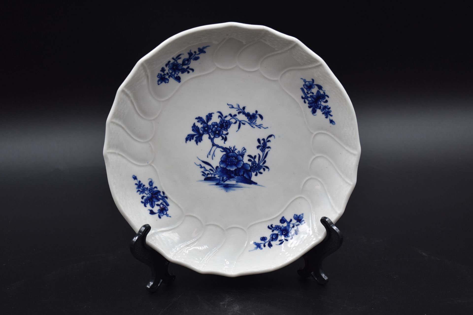 Set of six porcelain plates of Tournai decorated with a blue border. There is a compotier with a - Image 4 of 4