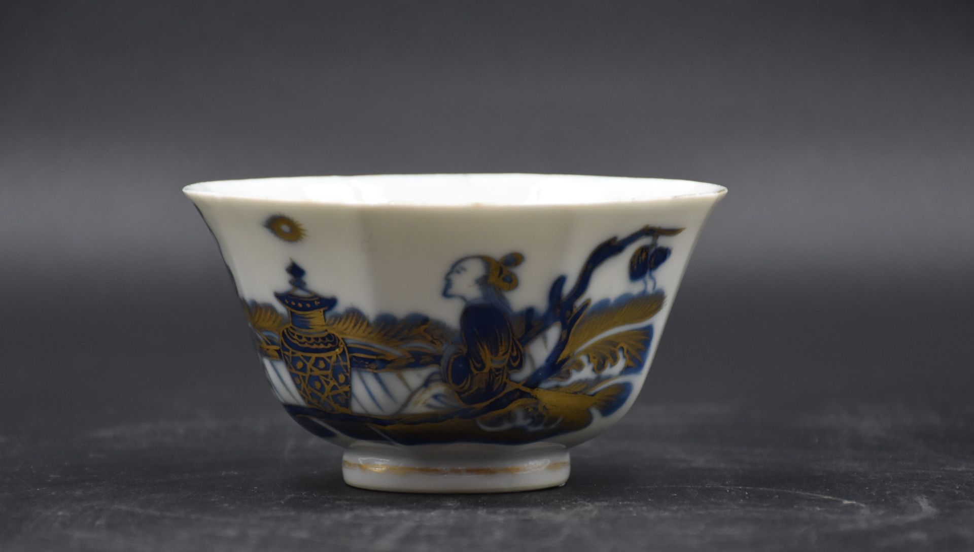 Bowl and two saucers in Chinese porcelain with blue and gold decoration of pagodas and characters. - Bild 3 aus 4