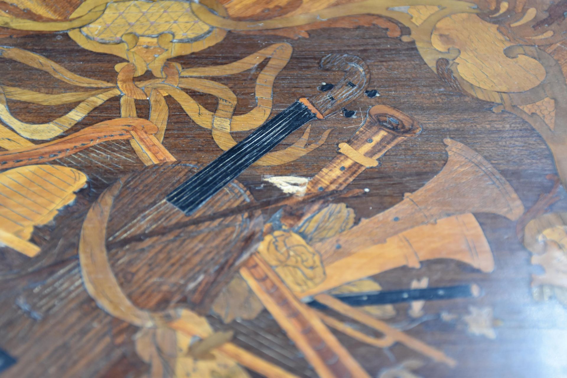 18th century box in marquetry of flowers and music trophies. Dimensions : 17 X 27 X 25 cm. Small - Image 3 of 4