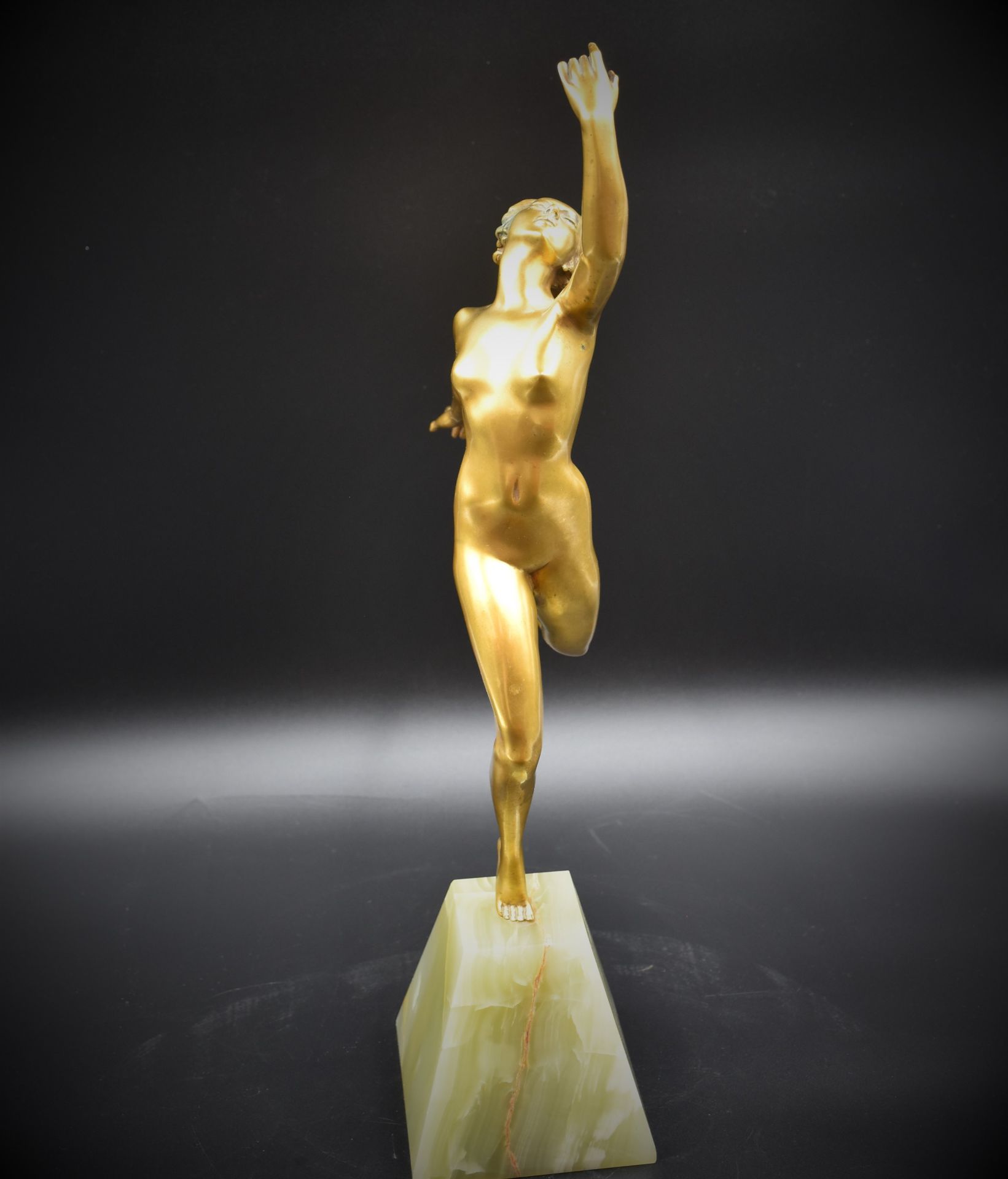 Art deco gilt bronze nude dancer. Base in green onyx. Height : 54 cm. - Bild 3 aus 5