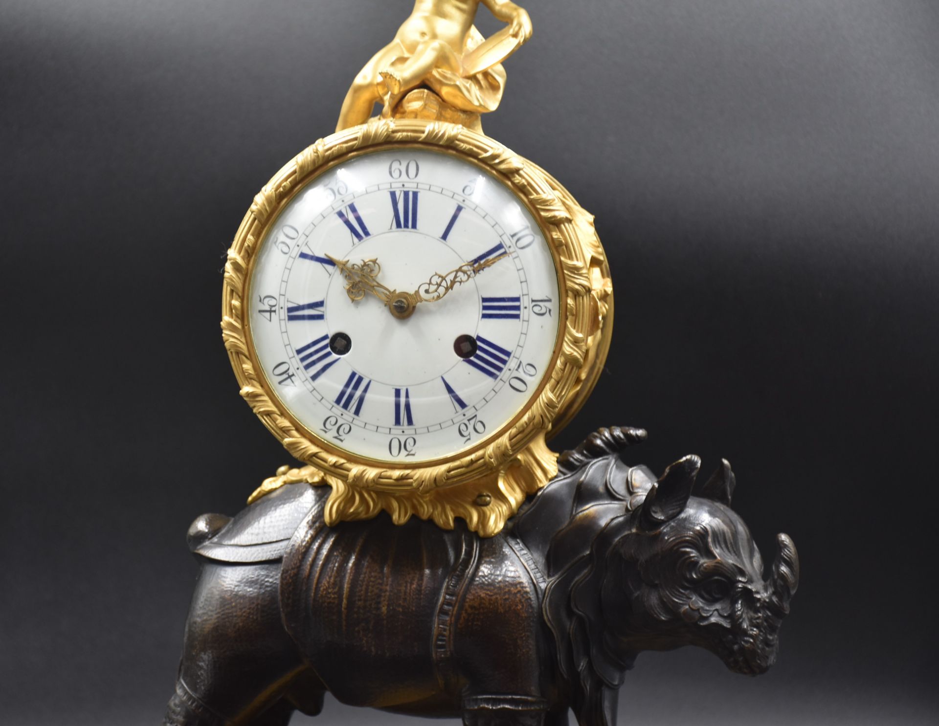 Rocaille clock with rhinoceros in gilt bronze and patina. French quality work from the beginning - Image 4 of 5