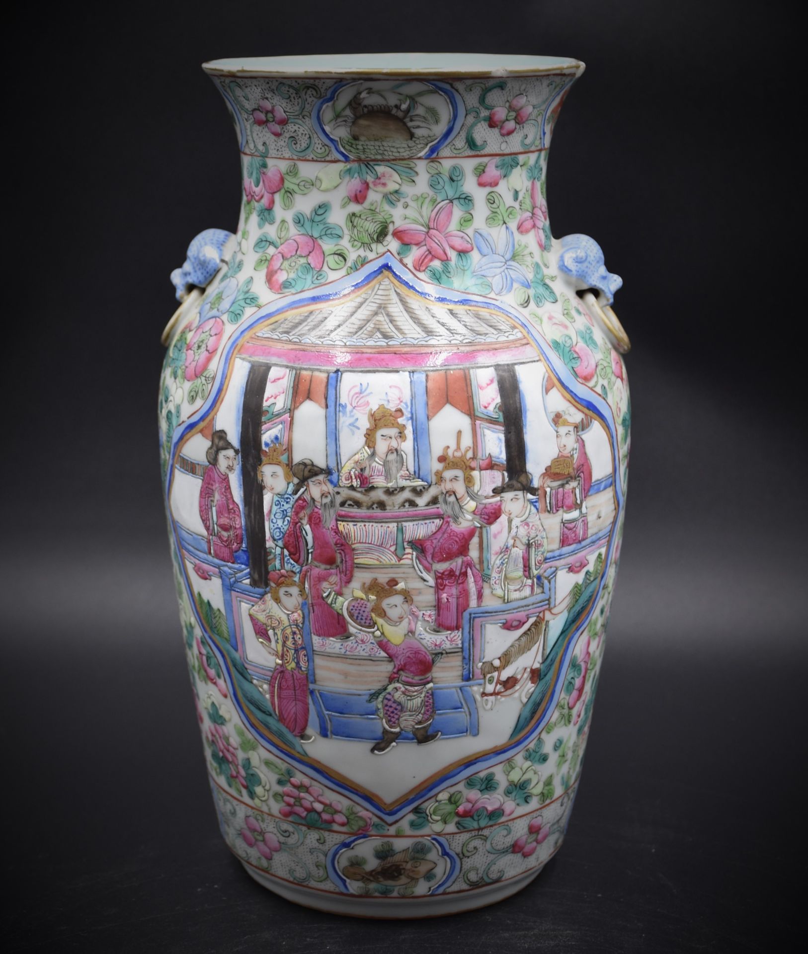A Chinese porcelain vase decorated with court scenes and warriors. Height : 30 cm. A chip on the - Bild 3 aus 4