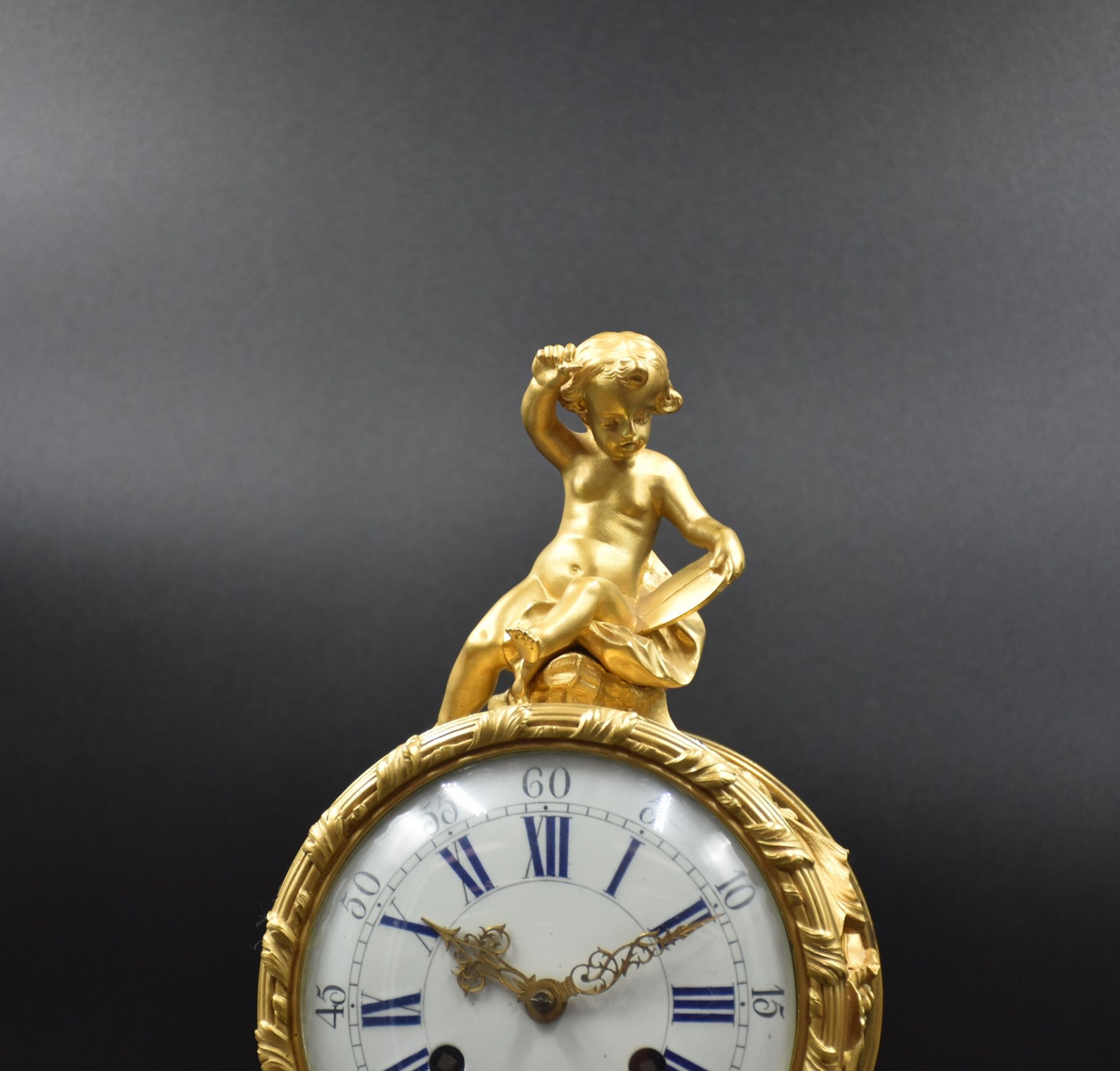 Rocaille clock with rhinoceros in gilt bronze and patina. French quality work from the beginning - Image 3 of 5