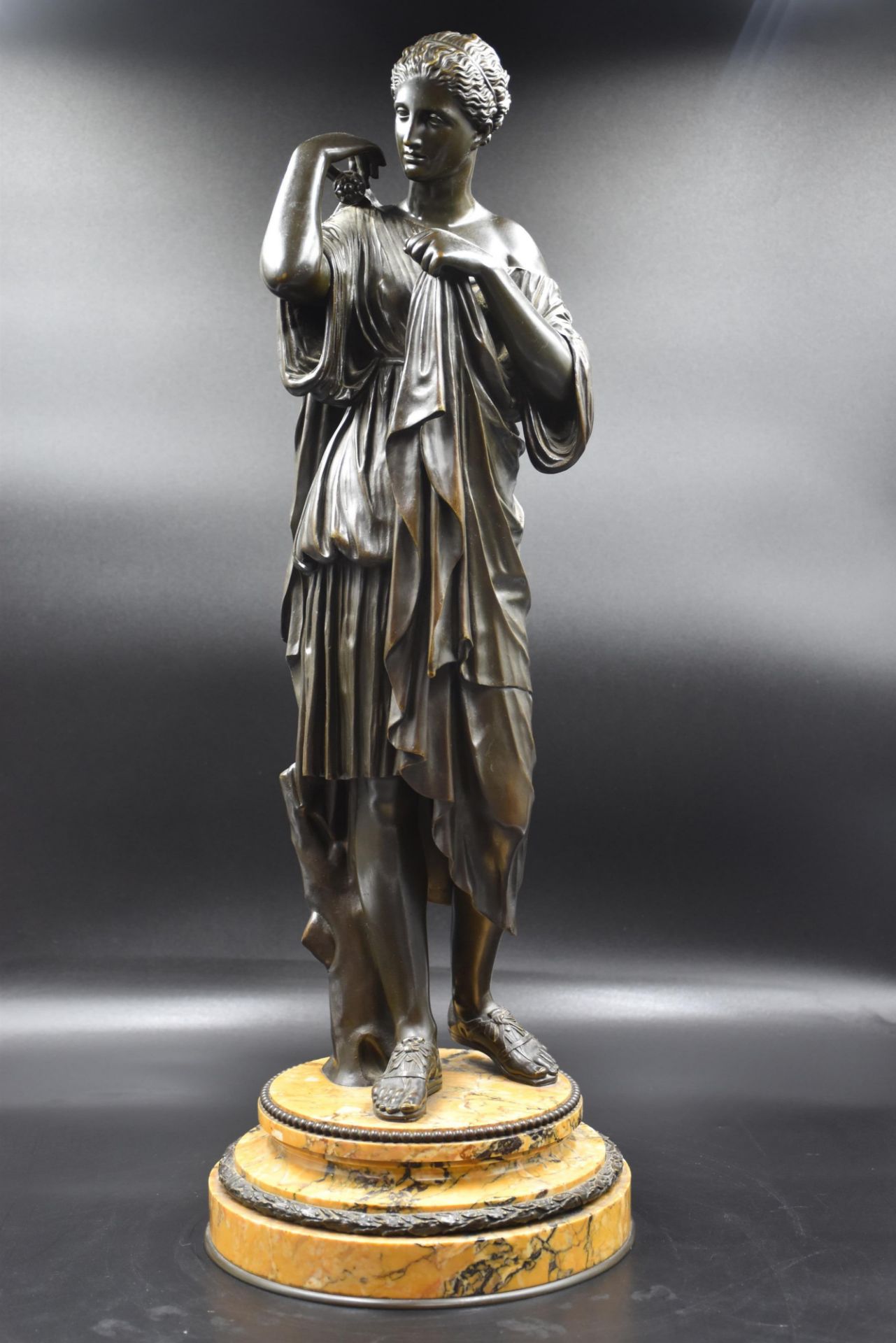 The diane of Gabies. Bronze with brown patina on a Sienna marble base. France end of the XIXth - Bild 3 aus 5